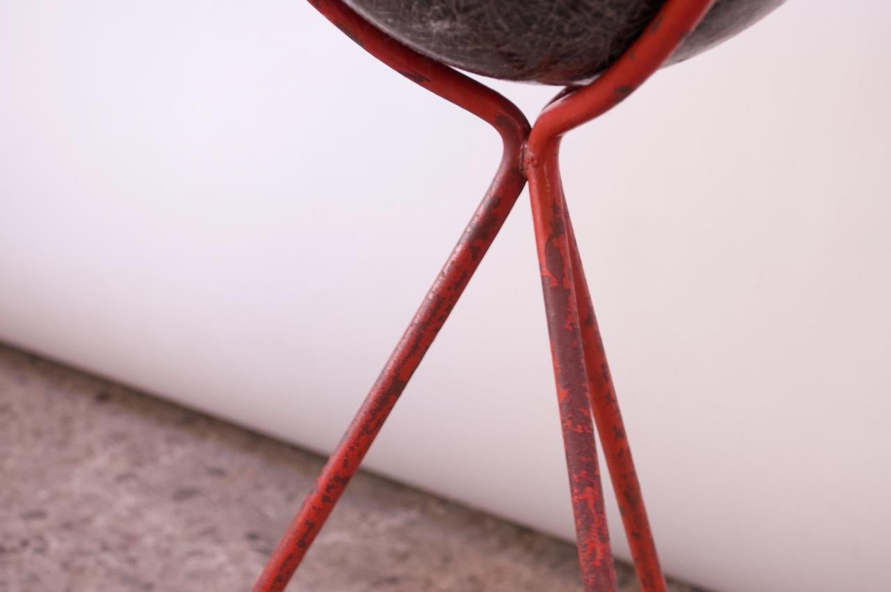 Large Mid-Century Modern Fiberglass and Painted Iron Tripod Planter by Kimball For Sale 5