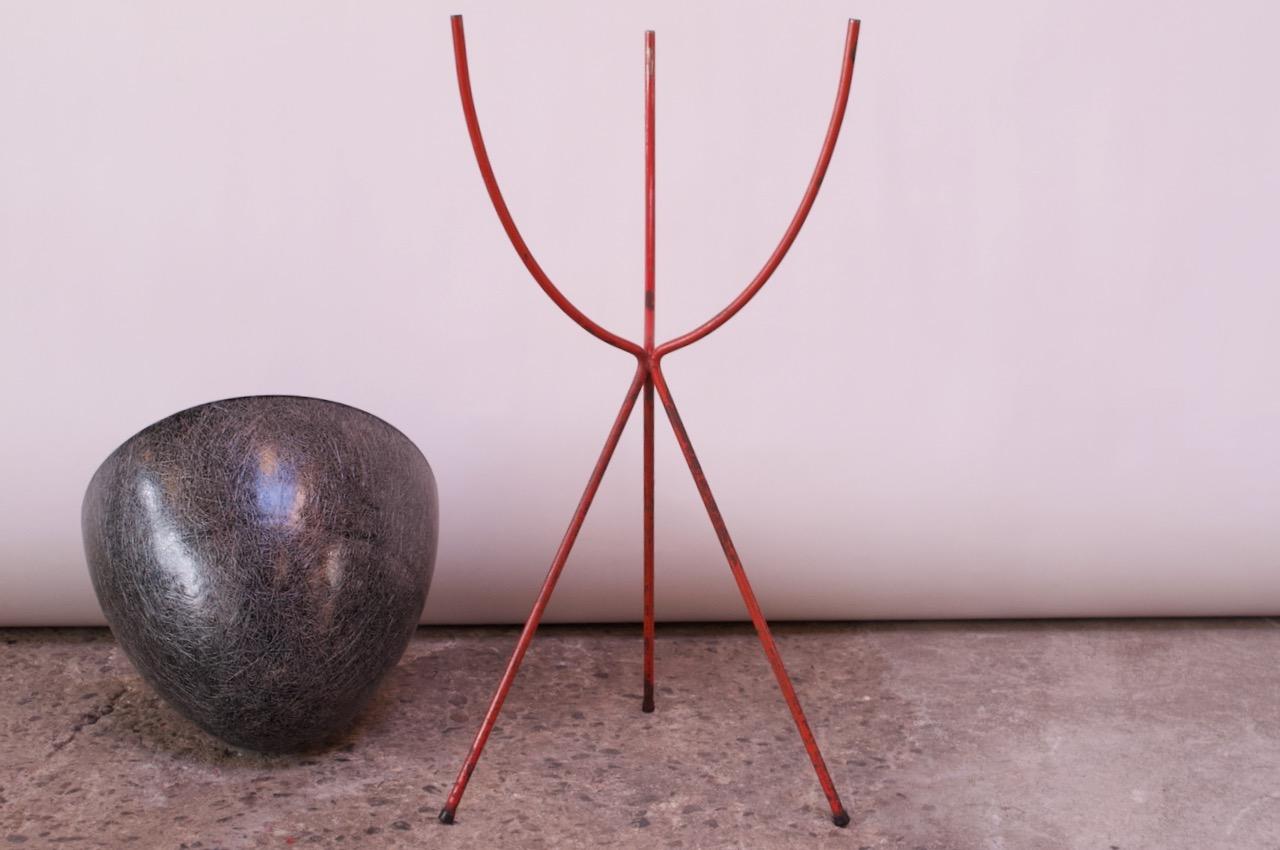 American Large Mid-Century Modern Fiberglass and Painted Iron Tripod Planter by Kimball For Sale