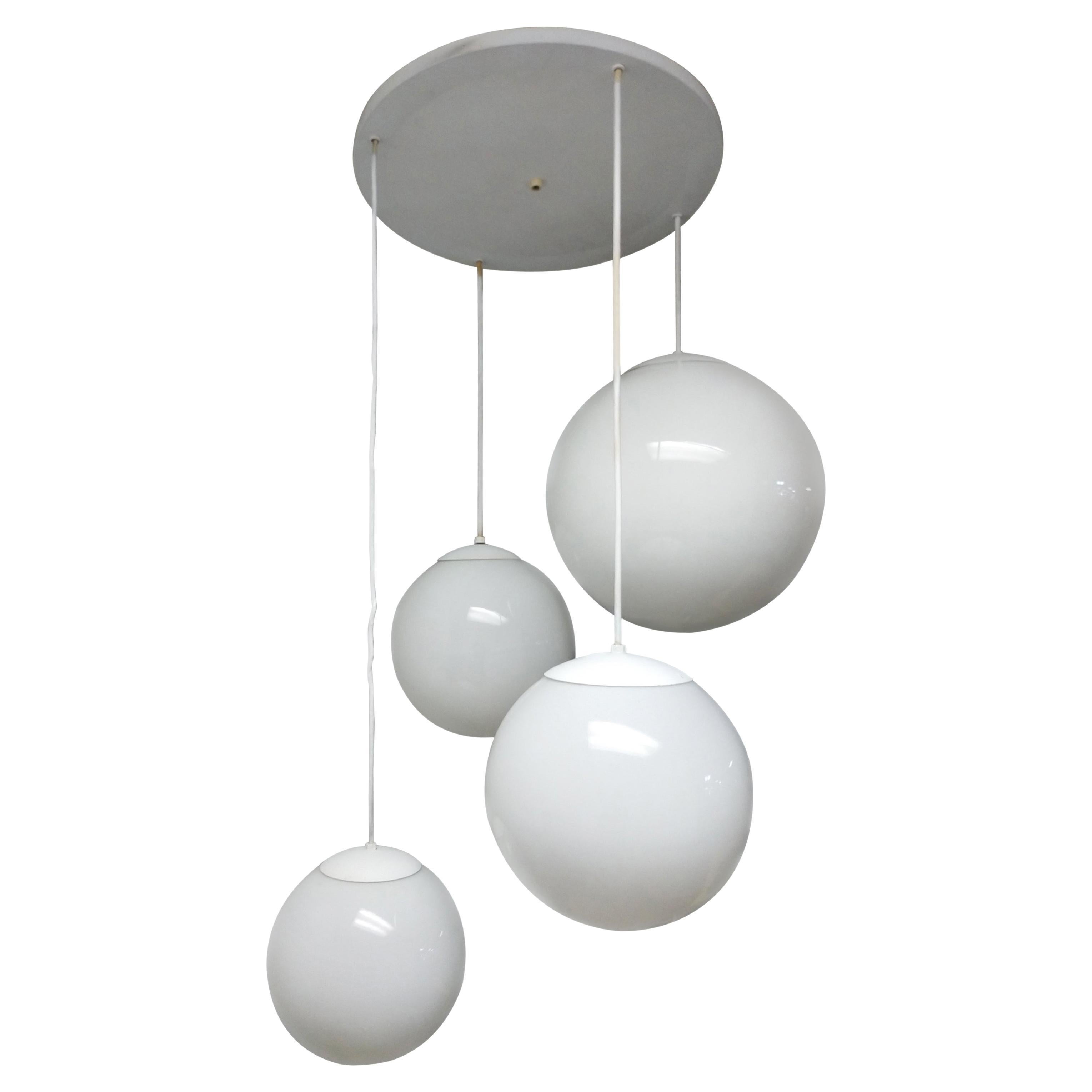 Mid-Century moderno Grande lampadario a sospensione in vetro lattiginoso a quattro globi della metà del secolo scorso in vendita
