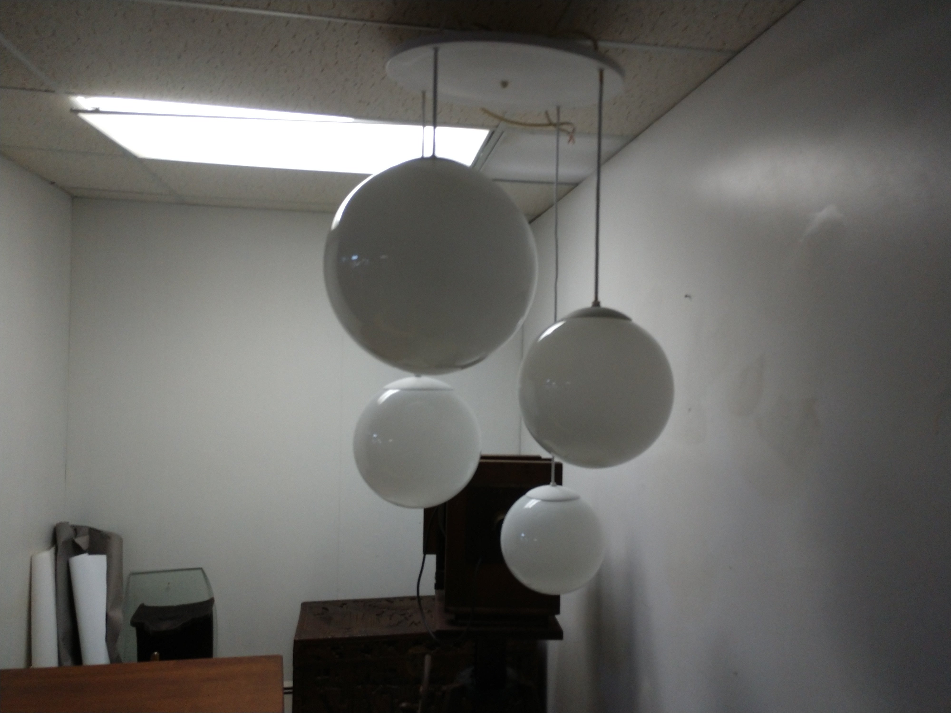 Americano Grande lampadario a sospensione in vetro lattiginoso a quattro globi della metà del secolo scorso in vendita