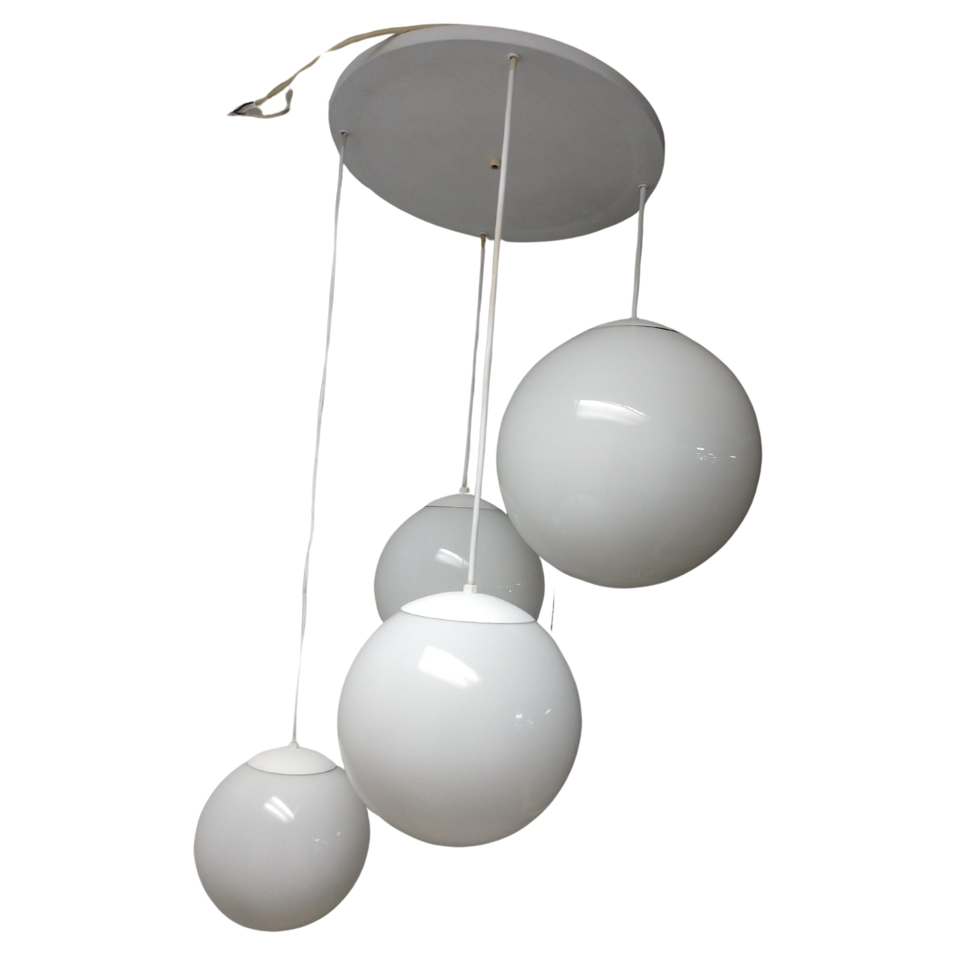 Fatto a mano Grande lampadario a sospensione in vetro lattiginoso a quattro globi della metà del secolo scorso in vendita