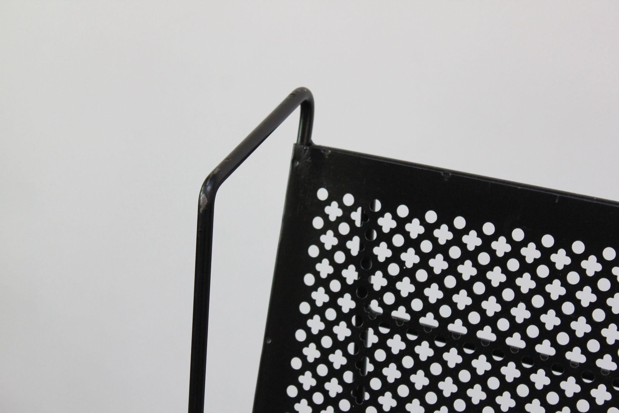 Large Mid-Century Modern Free-Standing Collapsable Metal Magazine Rack For Sale 2