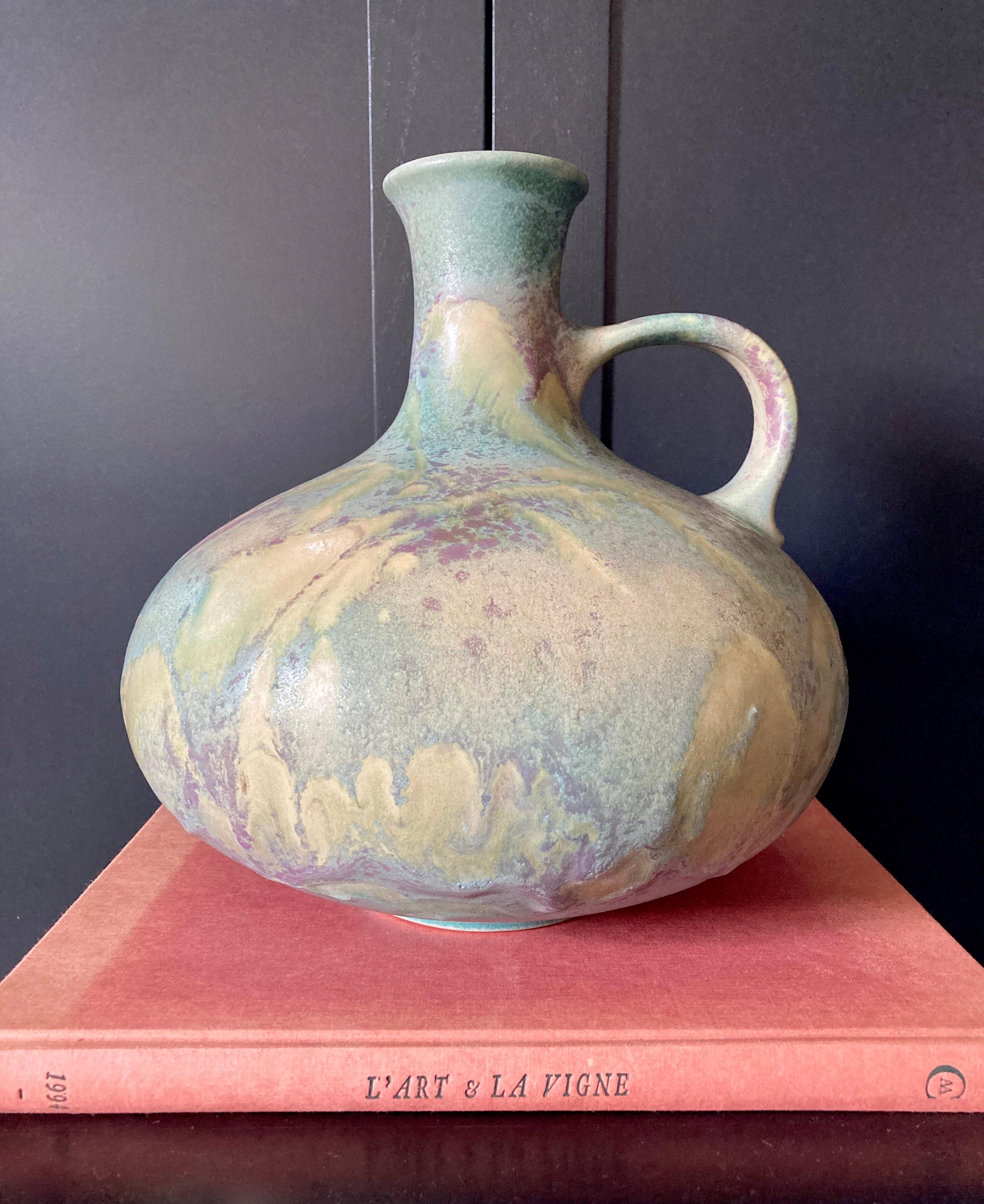 Un exemple frappant de céramiques du milieu du siècle du fabricant allemand Ruscha Keramik, fondé en 1948 par Rudolph Schardt. L'entreprise était connue pour ses poteries d'art de haute qualité.

Ce grand (près de 28 cm de hauteur) et imposant vase
