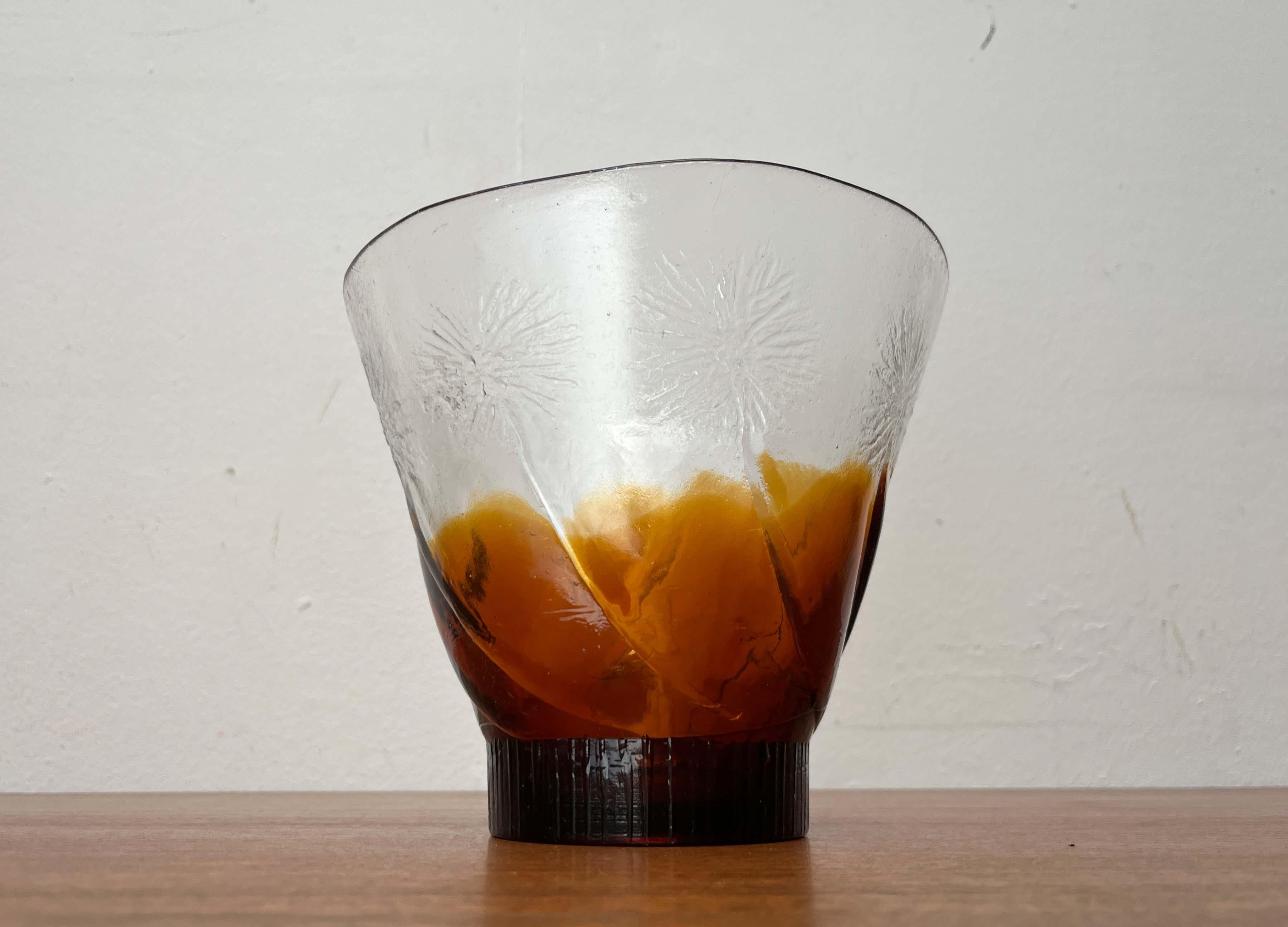 Gran cuenco de cristal moderno de mediados de siglo con diseño floral de Humppila, Finlandia, años 60