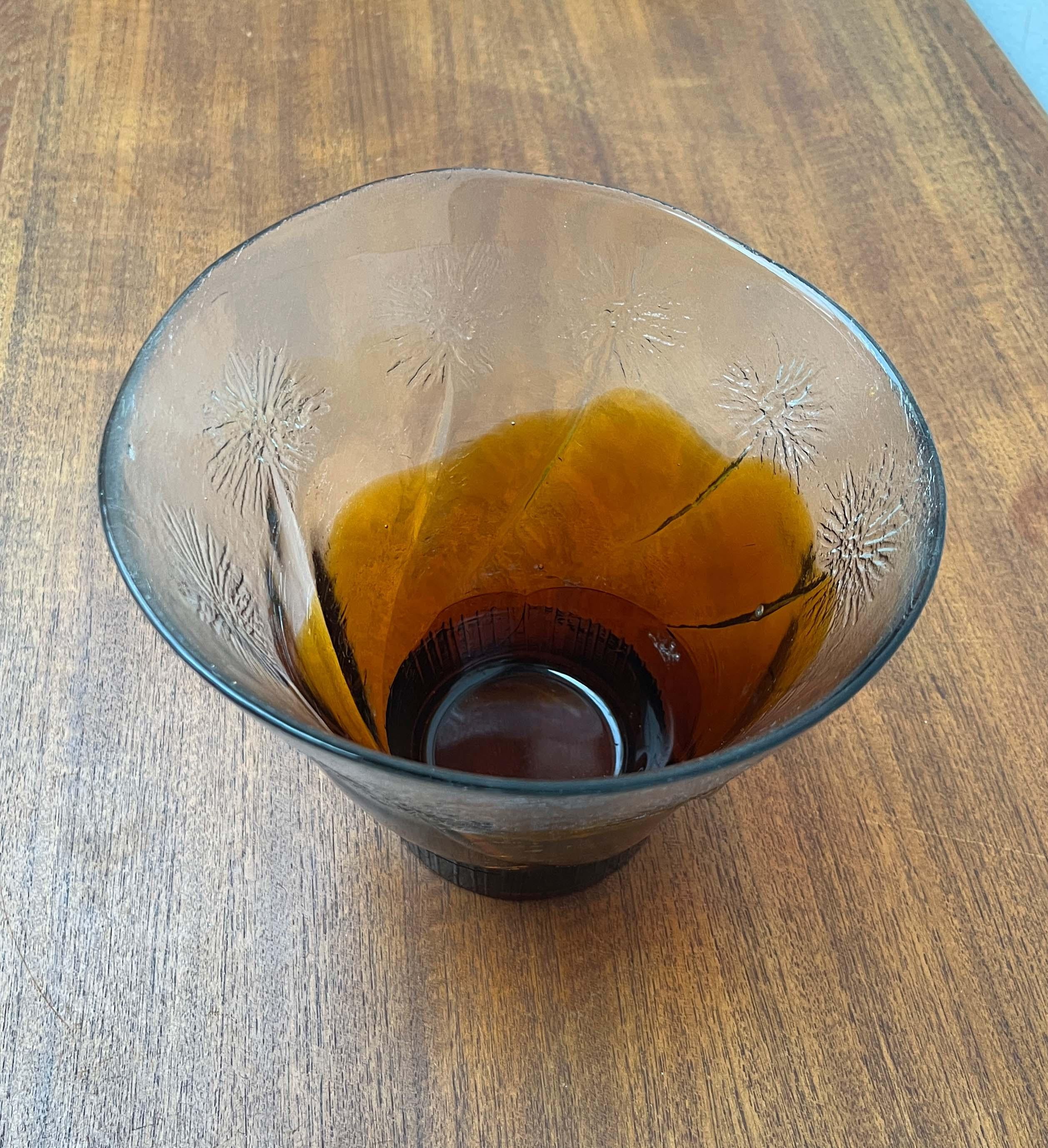 Gran cuenco de cristal moderno de mediados de siglo con diseño floral de Humppila, Finlandia Vidrio en venta