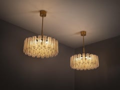 Grande lampadario in vetro e ottone del Mid Century Modern, largo 97 cm/38 pollici