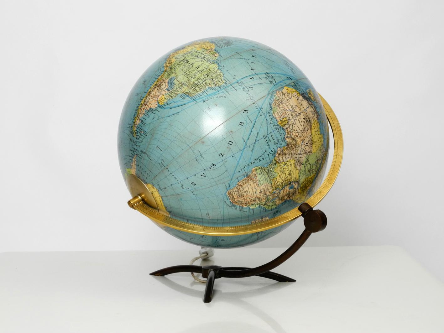 Large Mid-Century Modern Glass Globe Illuminated in Futuristic Streamline Design In Good Condition In München, DE
