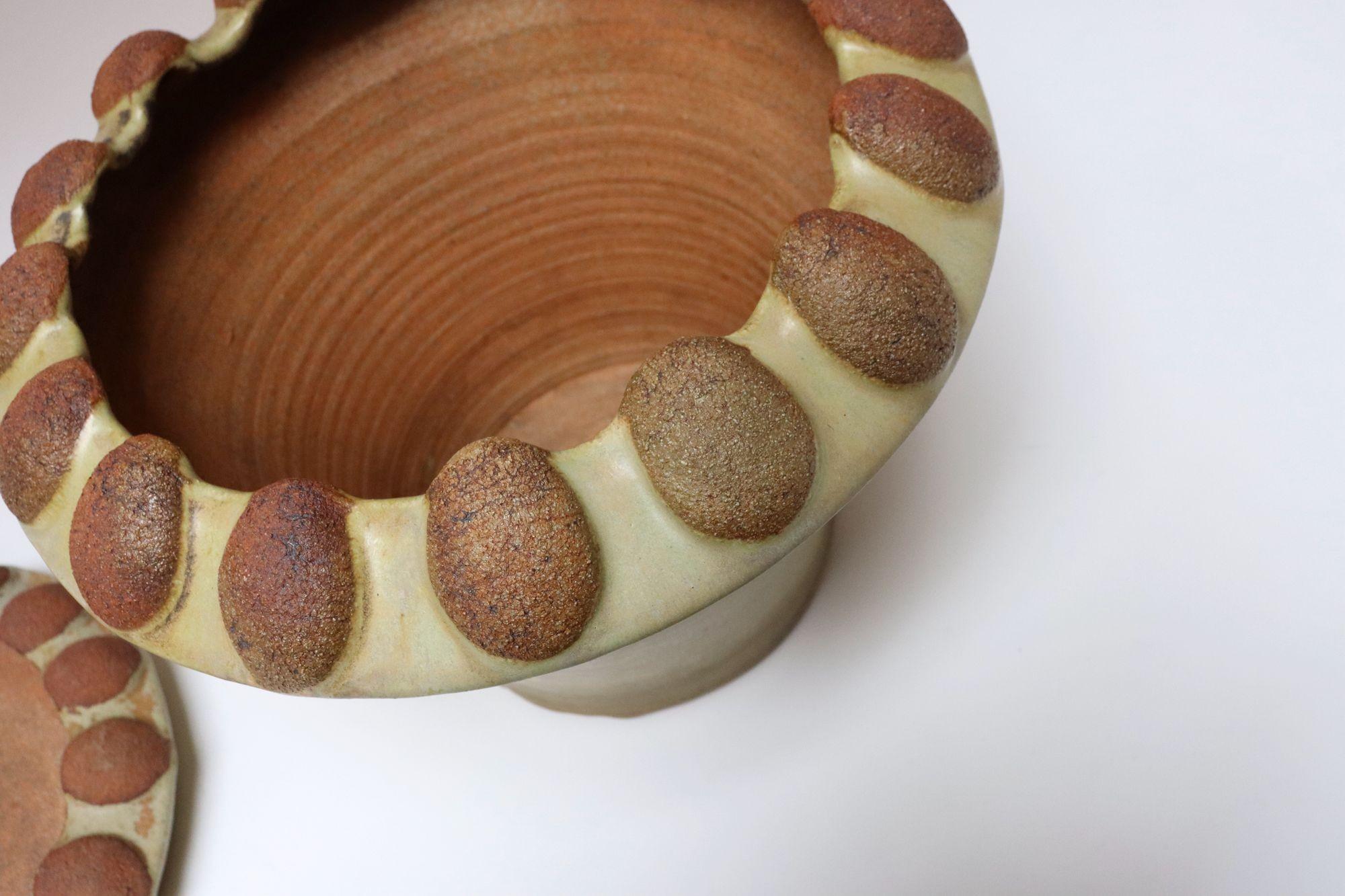 Großer glasierter Terrakotta-Pflanztopf mit Unterteller von Deanna Nichols aus der Jahrhundertmitte im Angebot 3