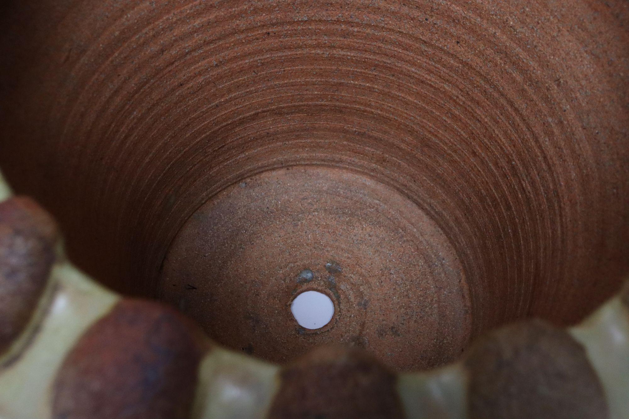 Großer glasierter Terrakotta-Pflanztopf mit Unterteller von Deanna Nichols aus der Jahrhundertmitte im Angebot 11