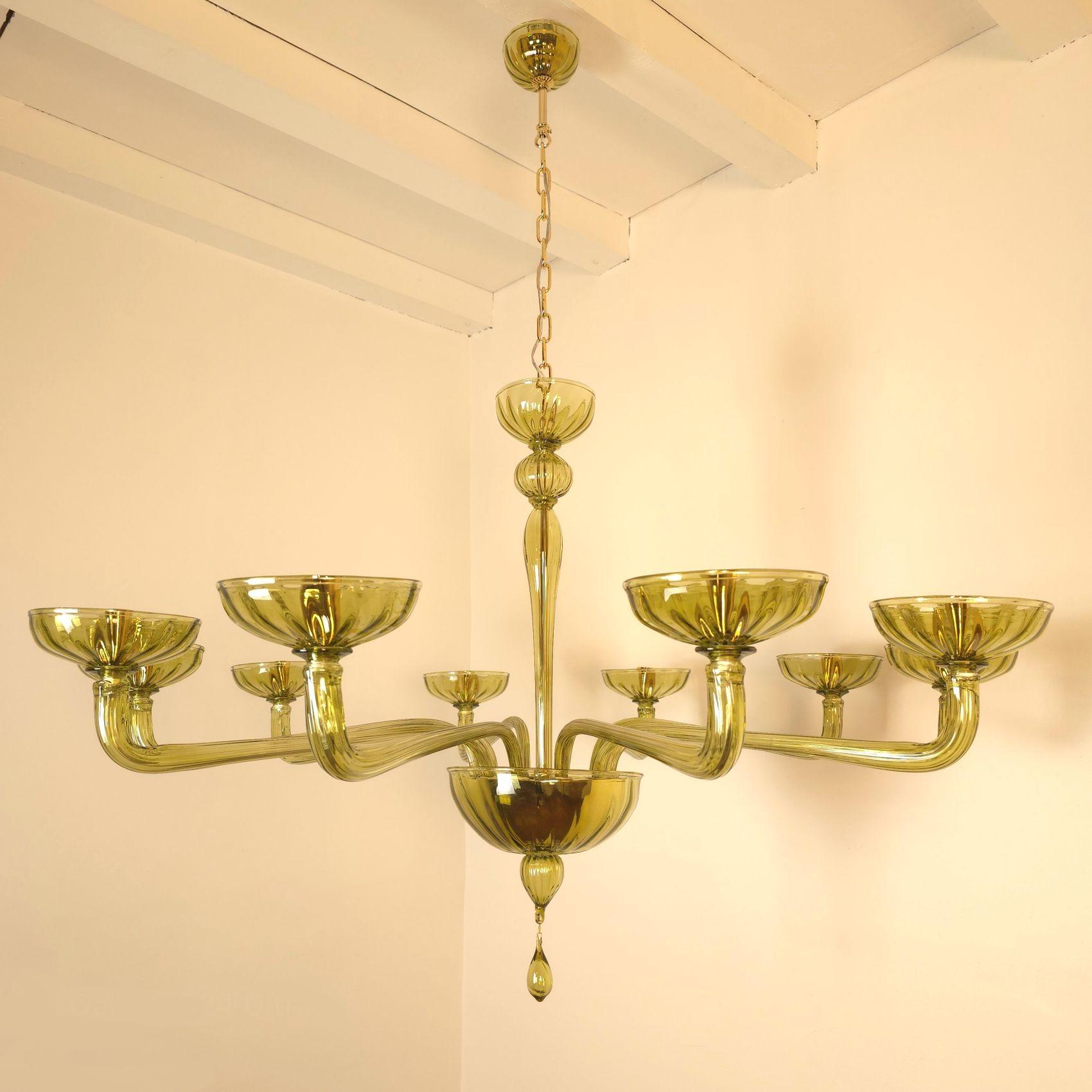 Mid-Century Modern Murano glass chandelier, Barovier and Toso style, Italy 1970s.
The extra large chandelier is handmade in an olive green color Murano glass, with gold plated mounts.
The Neoclassical Murano chandelier has pure lines, in the Mid