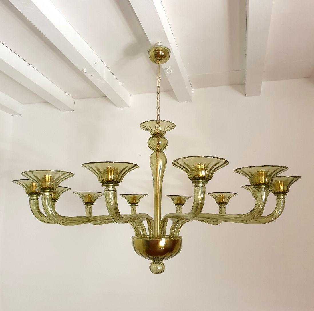 Mid-Century Modern Murano glass chandelier, Barovier and Toso style, Italy 1970s.
The extra large chandelier is handmade in an olive green color Murano glass, with gold plated mounts.
The Neoclassical Murano chandelier has pure lines, in the Mid