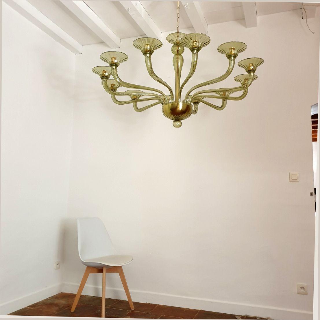 Large Mid-Century Modern green Murano chandelier In Excellent Condition In Dallas, TX