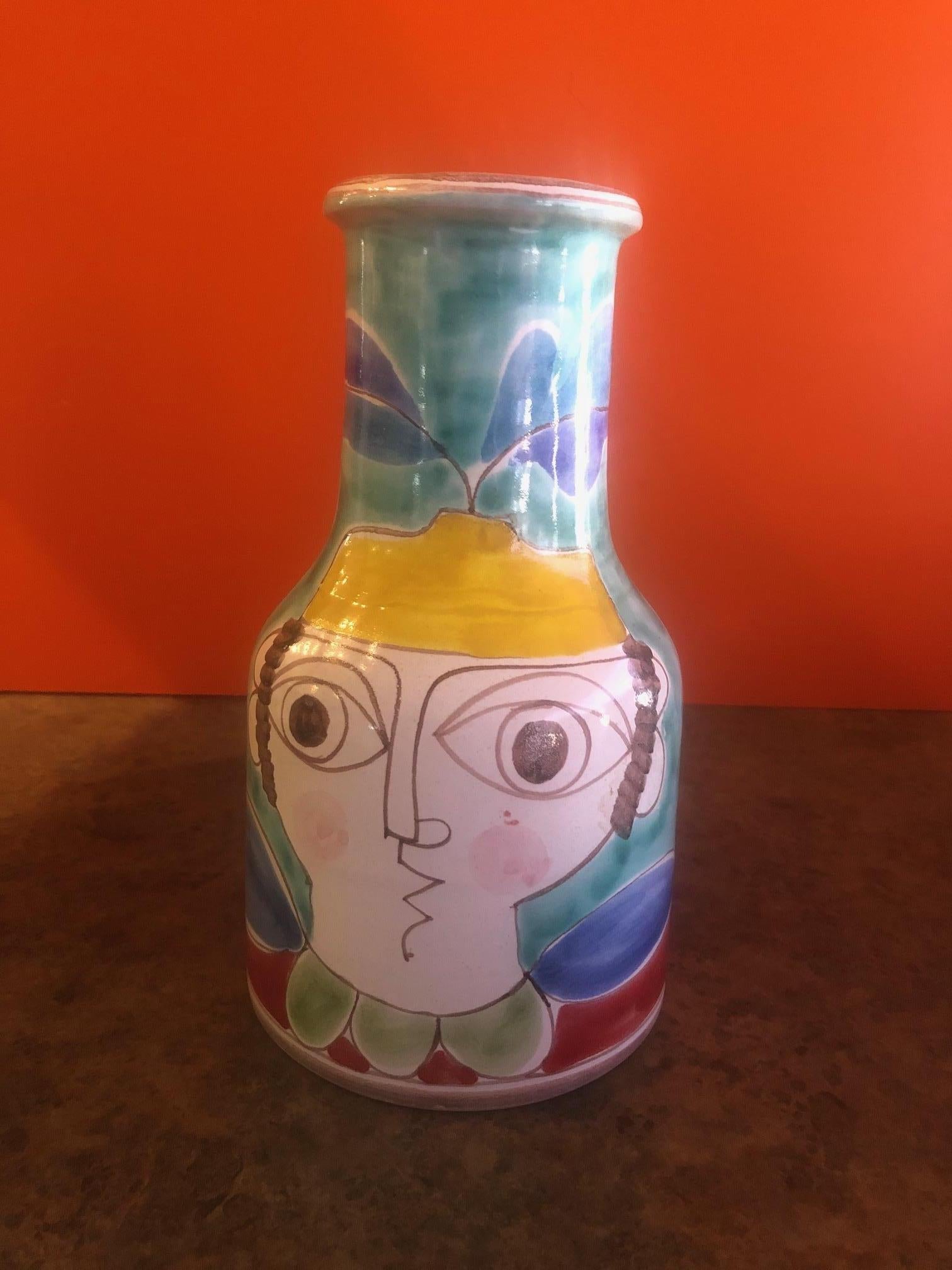 A wonderful and colorful Giovanni de Simone hand painted pottery vase, circa 1960s. From Italy. The vase is 10