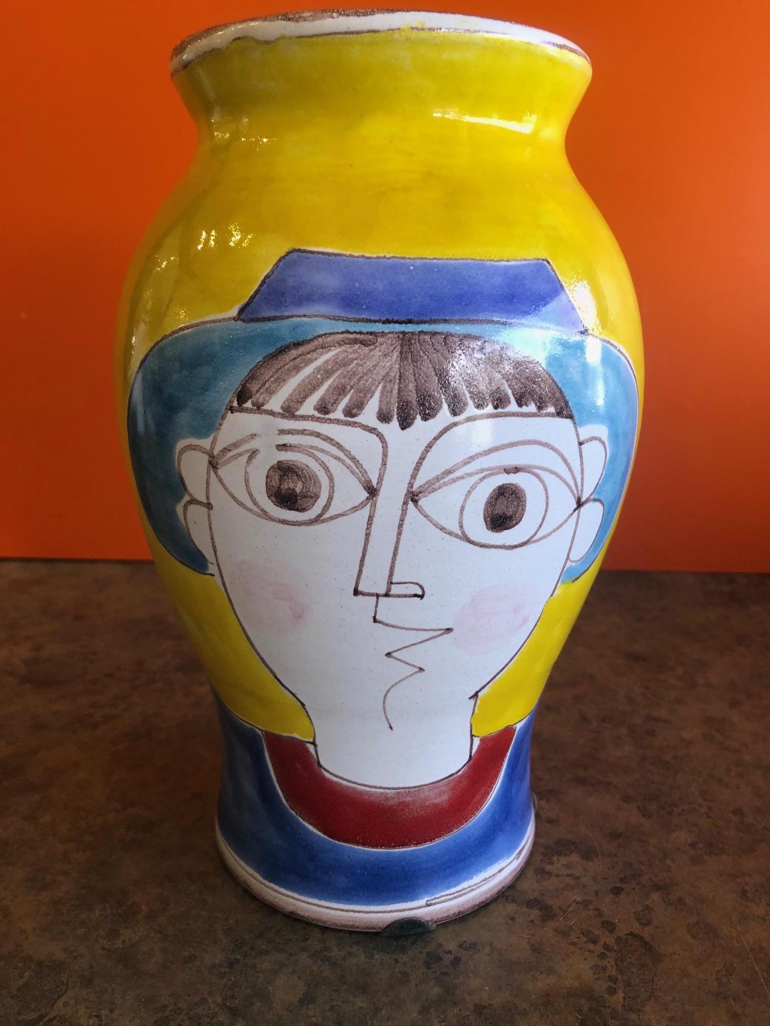 Un merveilleux et coloré vase en poterie peint à la main par Giovanni Desimone:: vers les années 1960. Le vase provient d'Italie et mesure 10::25 pouces de haut et 7 pouces de diamètre. Il est en excellent état:: sans éclats ni fissures.