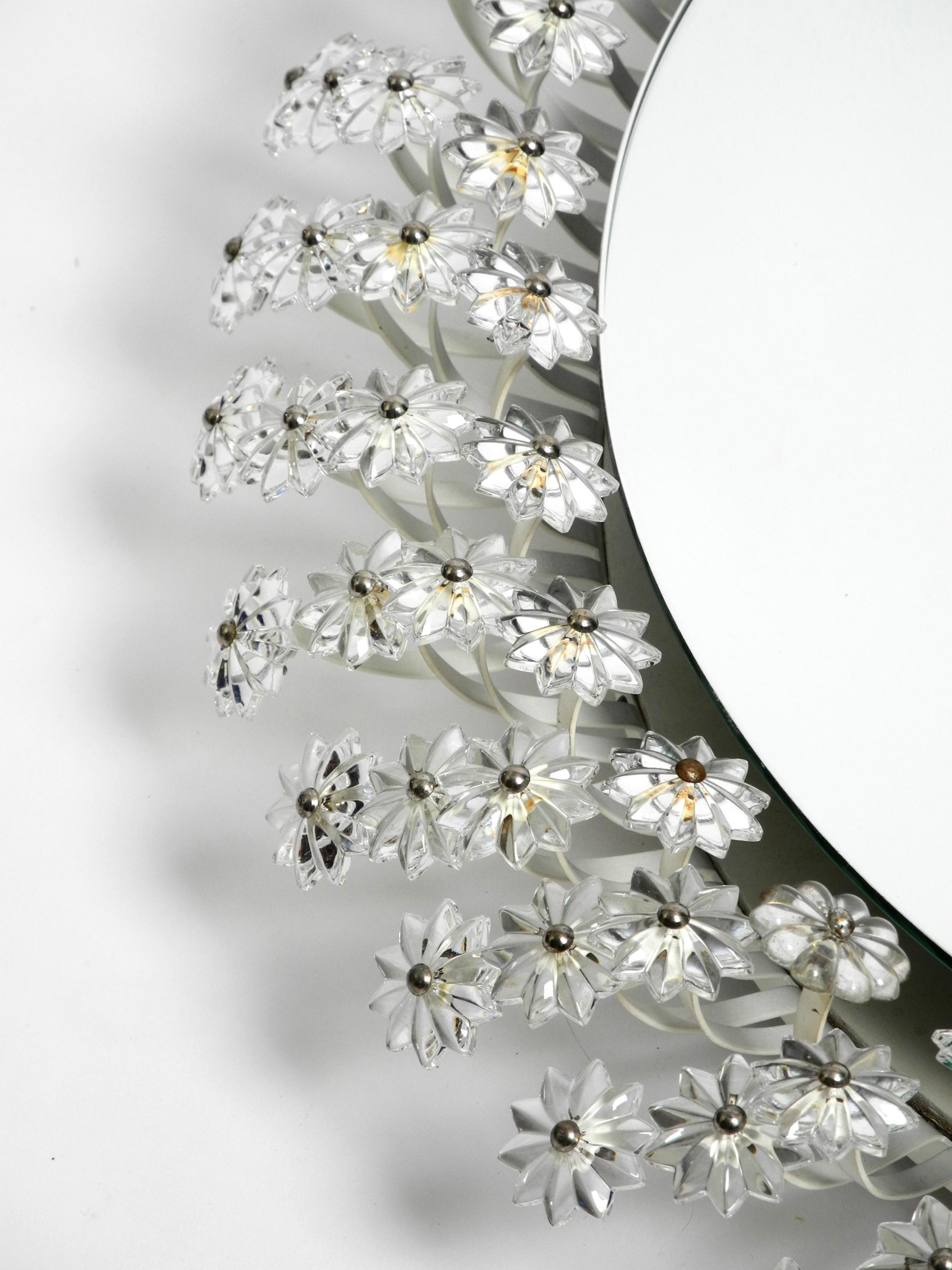 Milieu du XXe siècle Grand miroir à fleurs éclairé, moderne du milieu du siècle, de Schöninger en vente