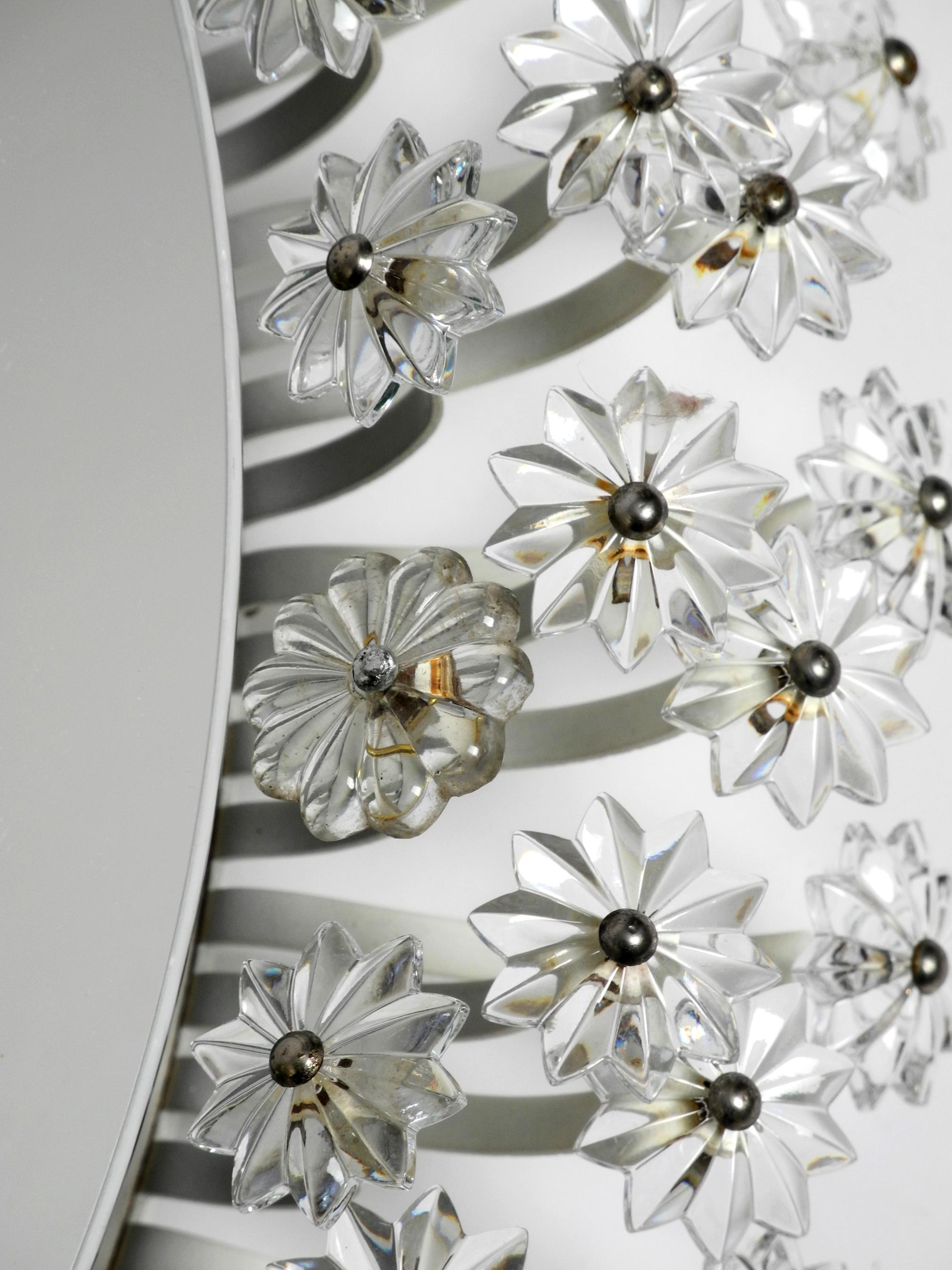 Plastique Grand miroir à fleurs éclairé, moderne du milieu du siècle, de Schöninger en vente
