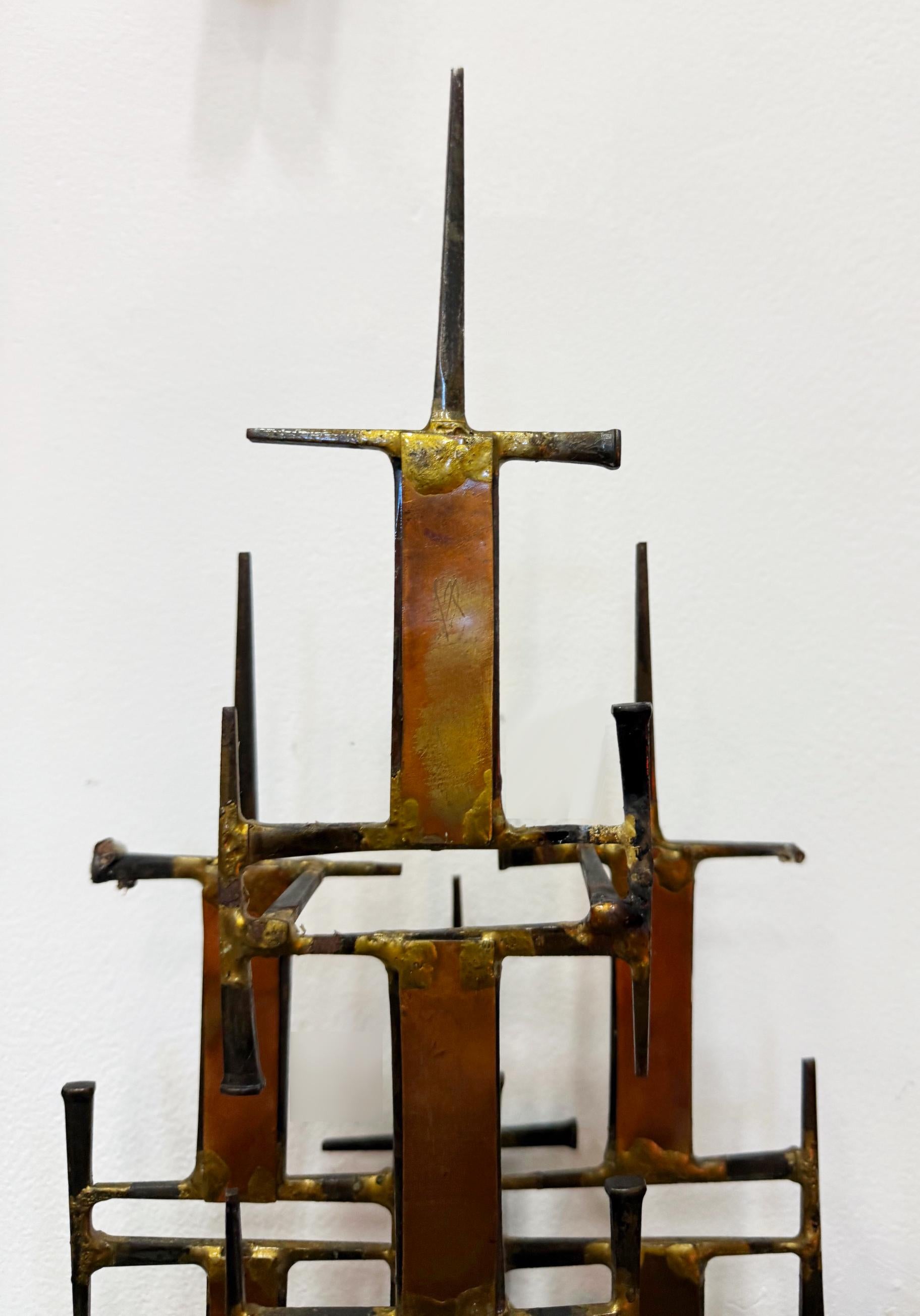 Große moderne Eisen, Messing Brutalist Wandskulptur, Jere Stil

Zum Verkauf angeboten wird eine große dreidimensionale Wandskulptur im Brutalismus, die mit gemischten Metallen geschaffen wurde.  Die Skulptur ist aus geschnittenen Eisennägeln und