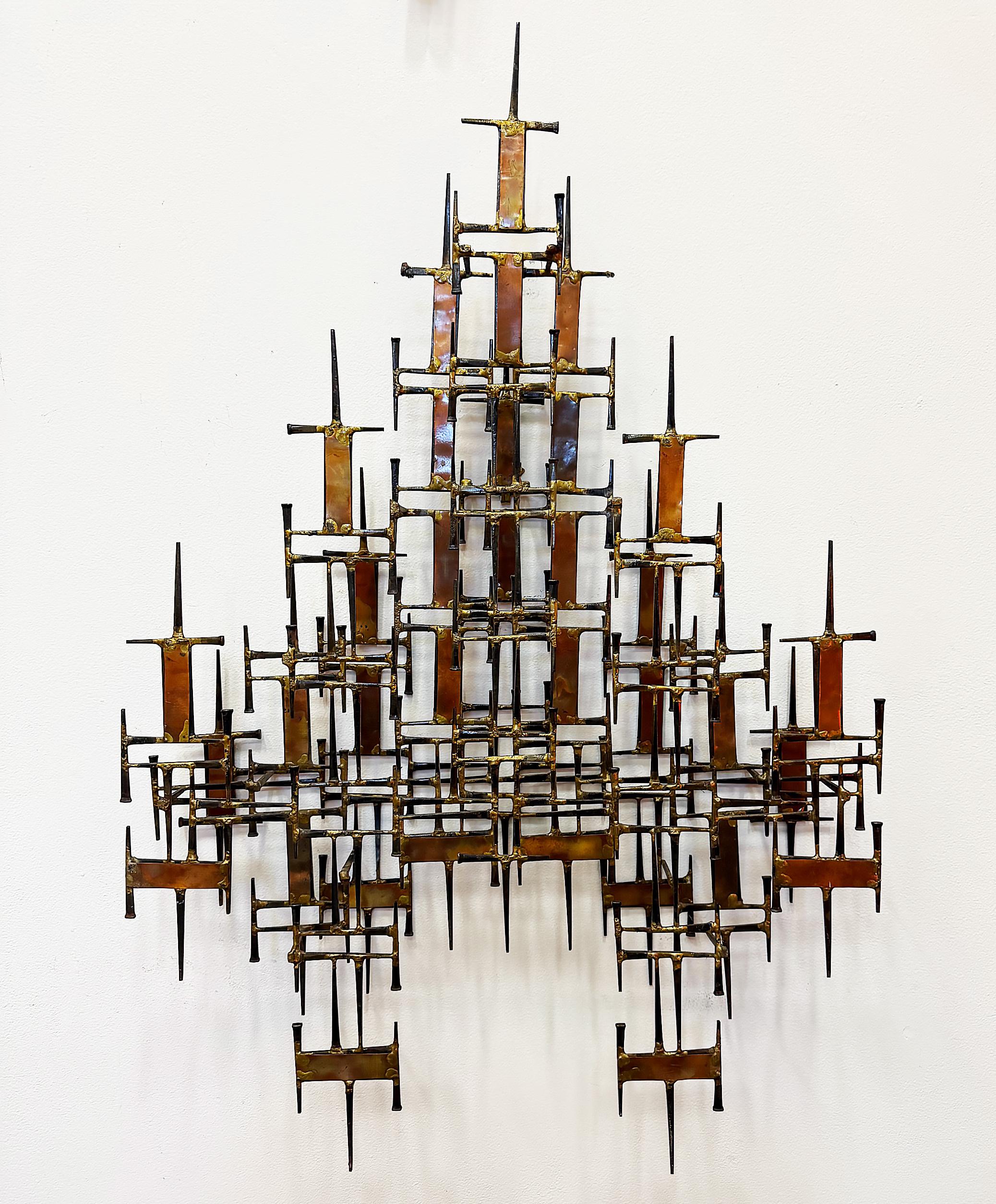 Große moderne Eisen, Messing Brutalist Wandskulptur, Jere Stil (Kupfer) im Angebot