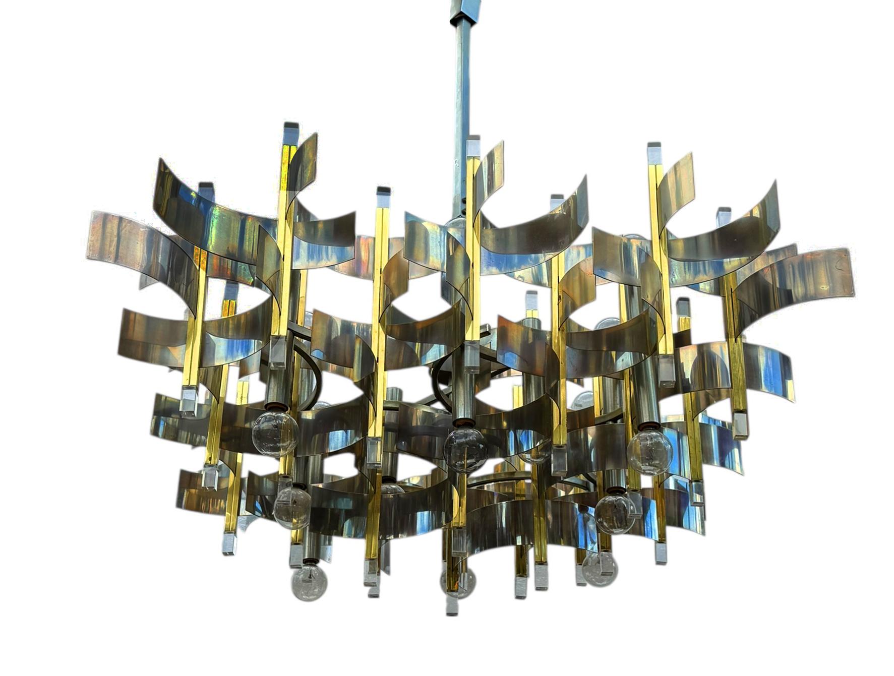 Très grand lustre des années 1970 de Gaetano Sciolari pour Sciolari Lighting, signé avec l'étiquette de fabrication. 40 POUCES DE DIAMÈTRE. Câblé et en état de marche. Prend 18 ampoules. En état de marche. 