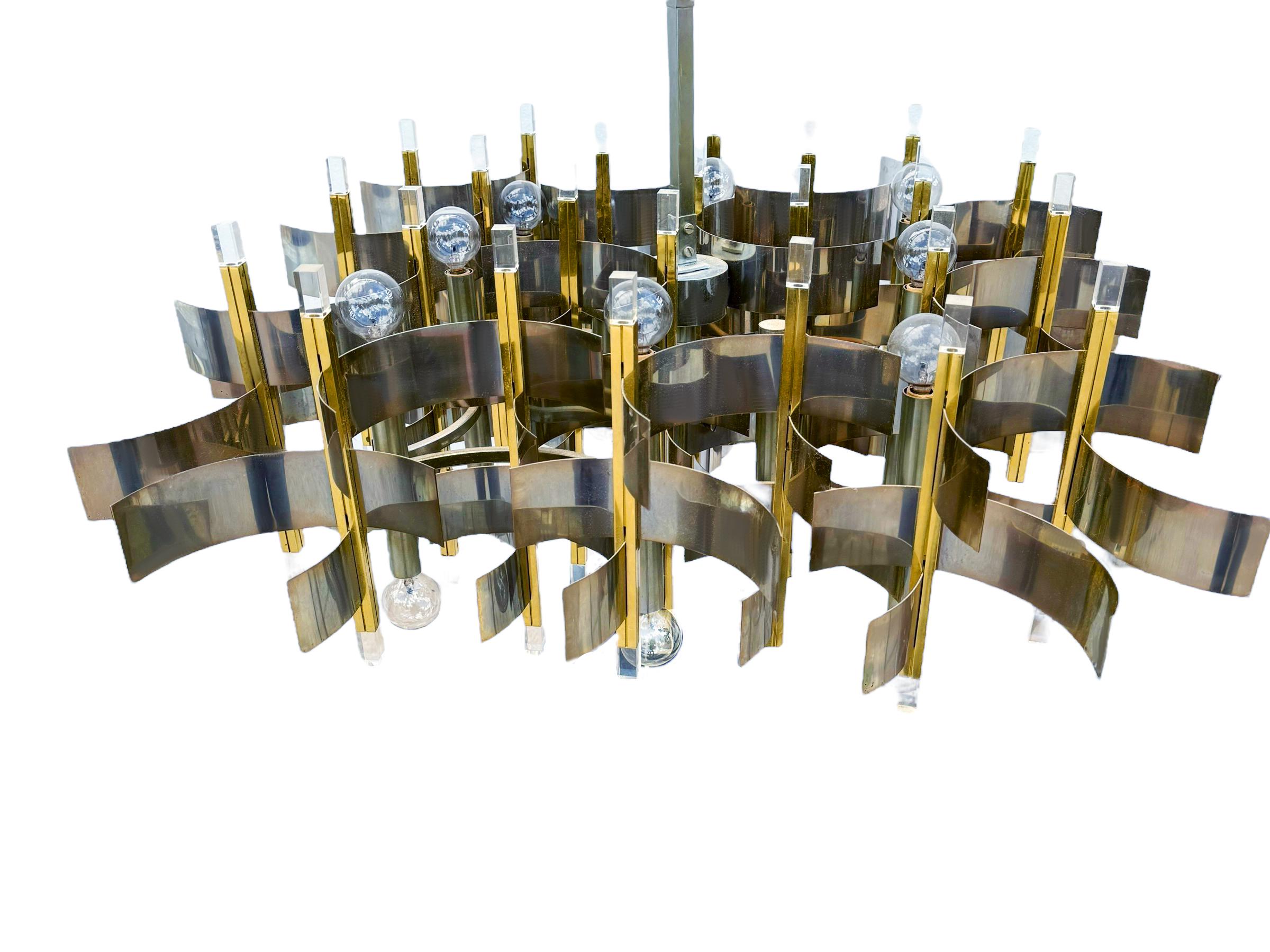 Grand lustre en chrome et laiton italien moderne du milieu du siècle par Gaetano Sciolari Bon état - En vente à Philadelphia, PA