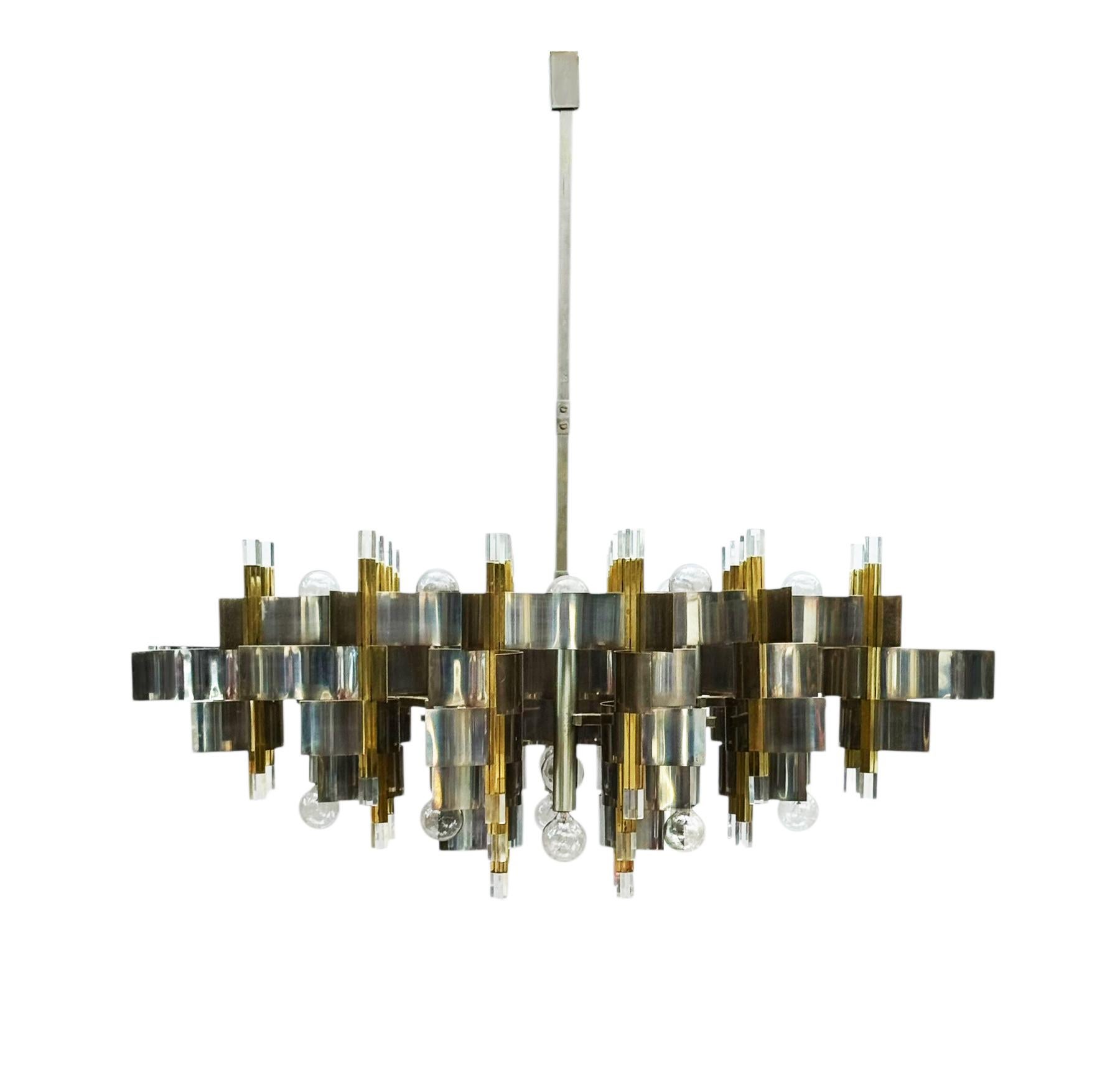 Laiton Grand lustre en chrome et laiton italien moderne du milieu du siècle par Gaetano Sciolari en vente