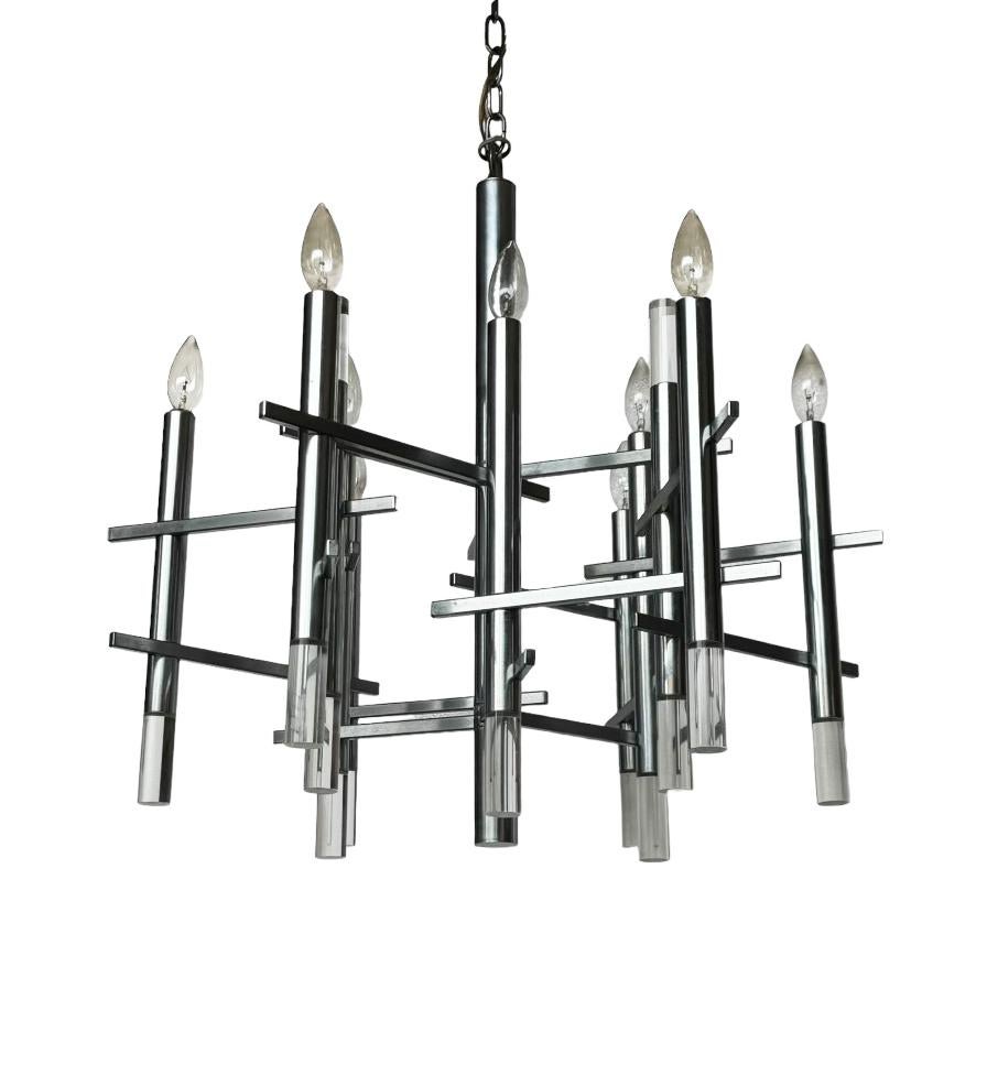 Lampadario anni '70 Gaetano Sciolari per Lightolier, firmato con etichetta di produzione. Cablato e funzionante. Accoglie 8 lampadine a candelabro da 40W-max ciascuna.