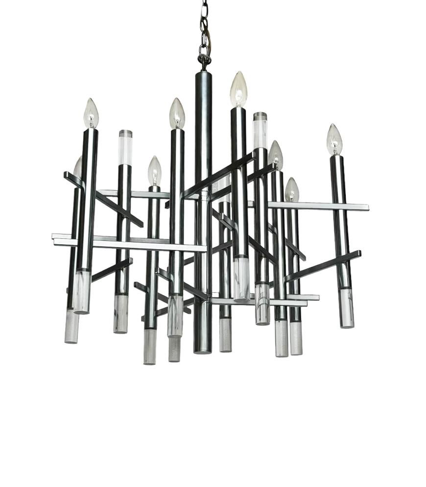 Mid-Century moderno Grande lampadario italiano di metà secolo in cromo e lucite di Gaetano Sciolari in vendita