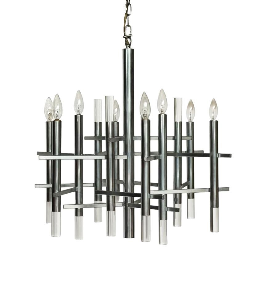 Fine XX secolo Grande lampadario italiano di metà secolo in cromo e lucite di Gaetano Sciolari in vendita