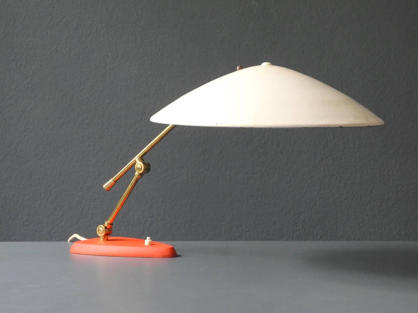 Exceptional large Mid-Century Modern Italian table lamp.
Very nice design with two brass joints for different positions.
Shade in beige painted metal.
Feet made of heavy iron, rod joints made of brass
100% original condition and fully