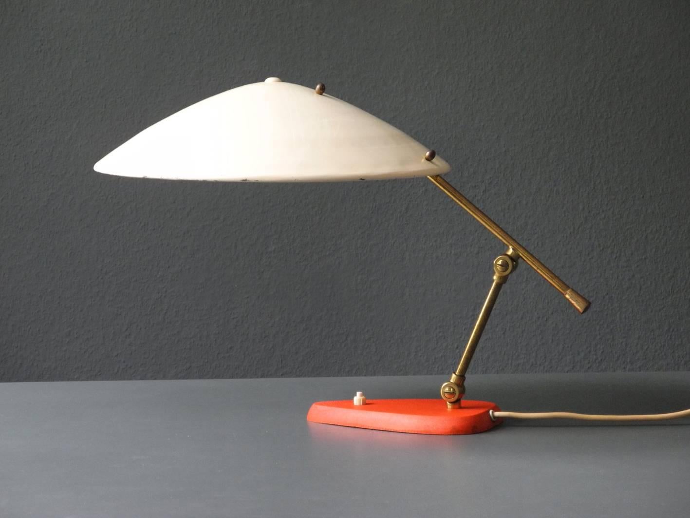 Large Mid-Century Modern Italian Metal Table Lamp with Two Joints For Sale 3