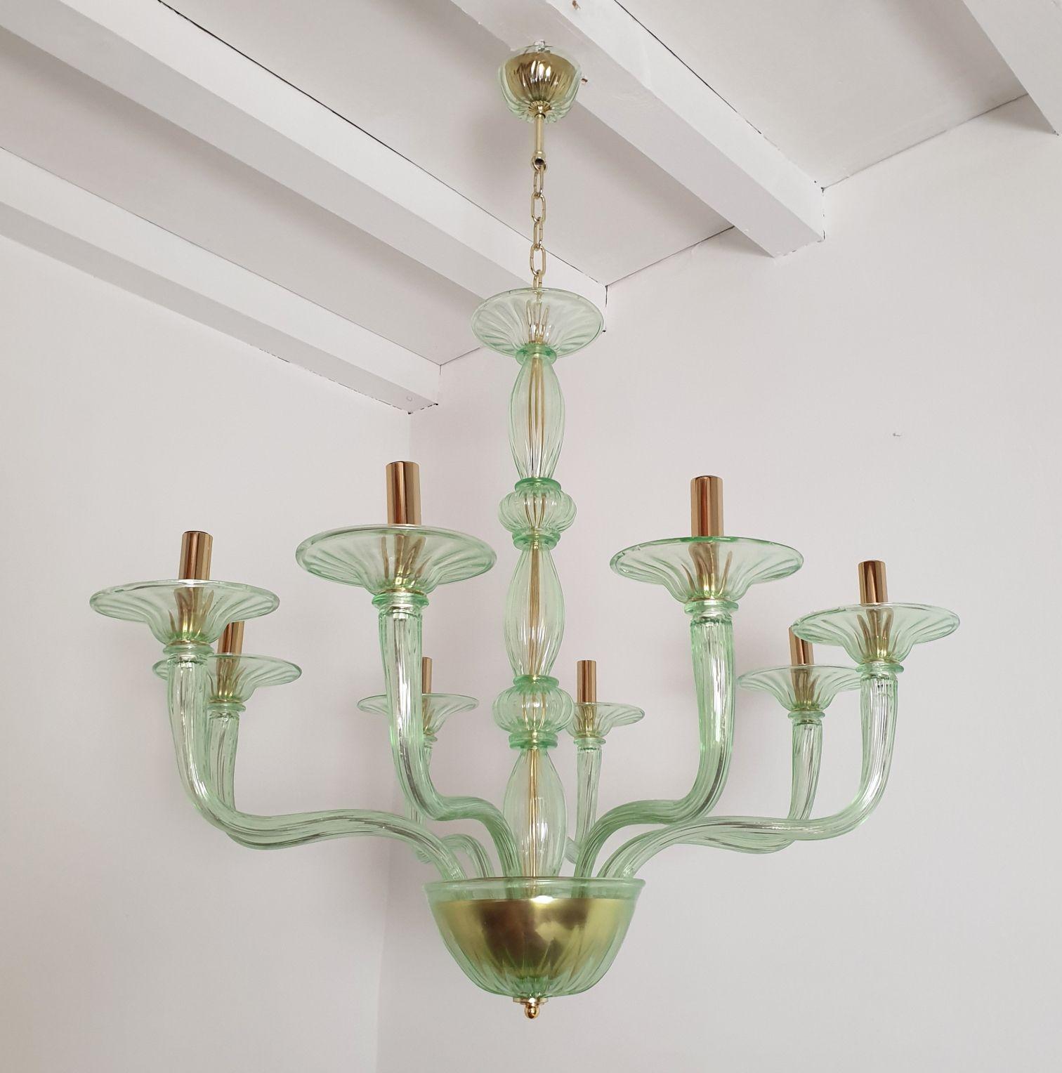 Large Mid-Century Modern light green Murano glass chandelier, Italy, 1970s 
The vintage Italian chandelier is attributed to Vistosi.
It has a fresh transparent light green color.
The handmade Murano chandelier has 8 arms and lights.
It has been