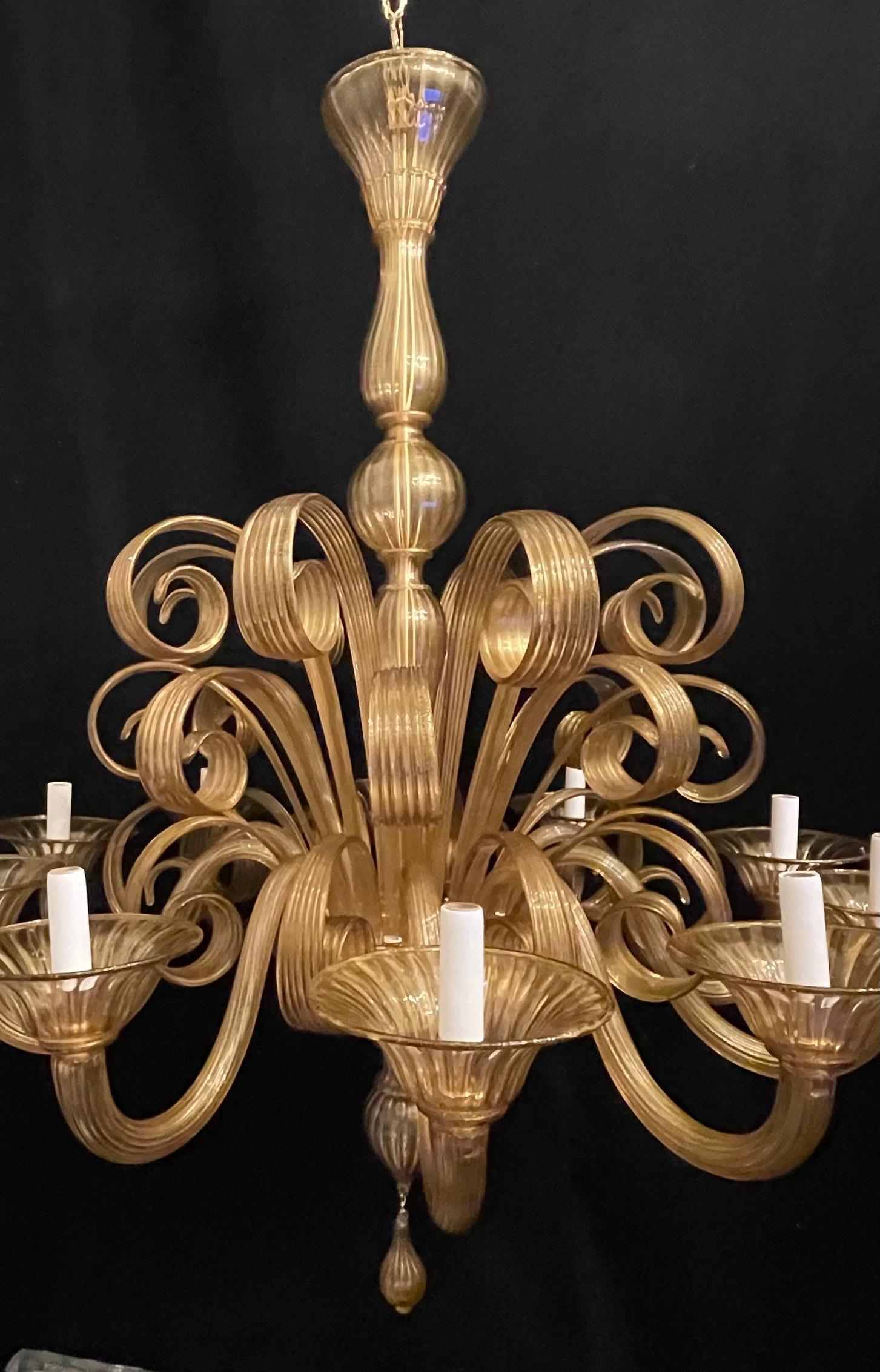 Un magnifique grand lustre de Murano en verre d'art soufflé à la main, en paillettes d'or, de style moderne du milieu du siècle, avec 10 lampes candélabres, entièrement recâblées avec de nouvelles douilles et prêtes à être installées avec une chaîne