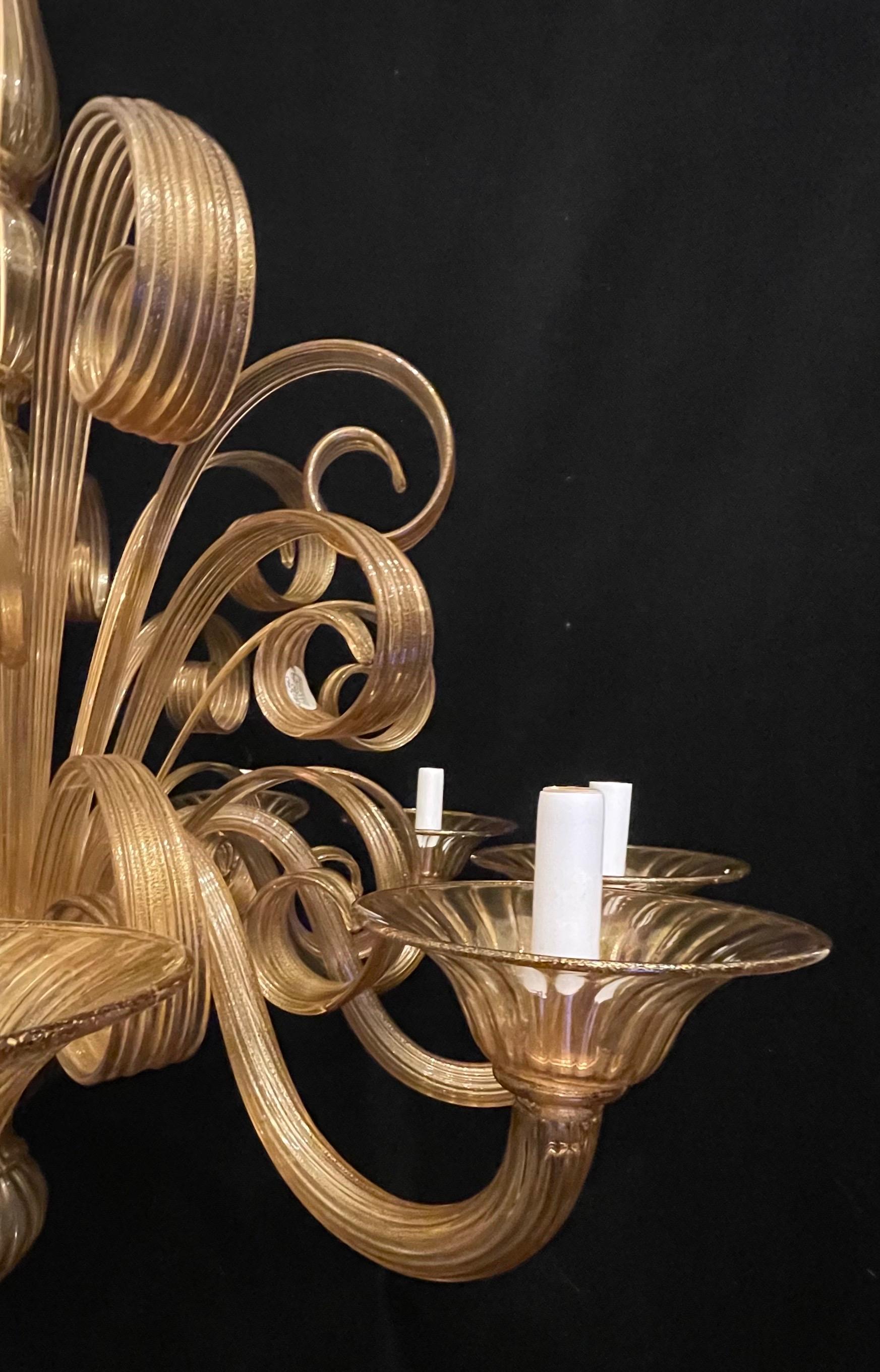 Verre d'art Grand lustre en verre d'art soufflé doré Lorin Marsh de Murano, de style mi-siècle moderne en vente