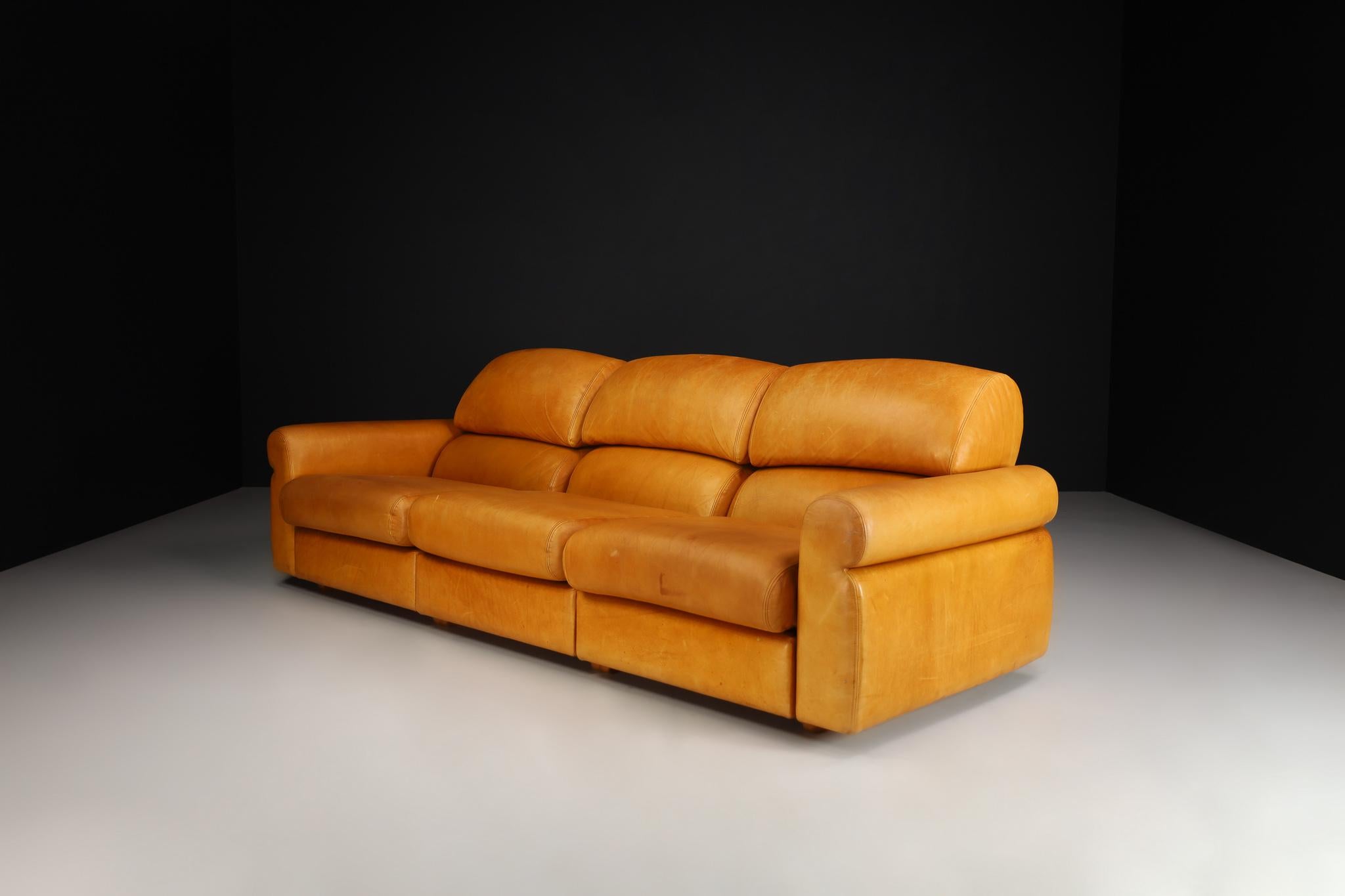 Large Mid-Century Modern Lounge Sofa in Cognac Leather, Italy 1960s In Good Condition For Sale In Almelo, NL