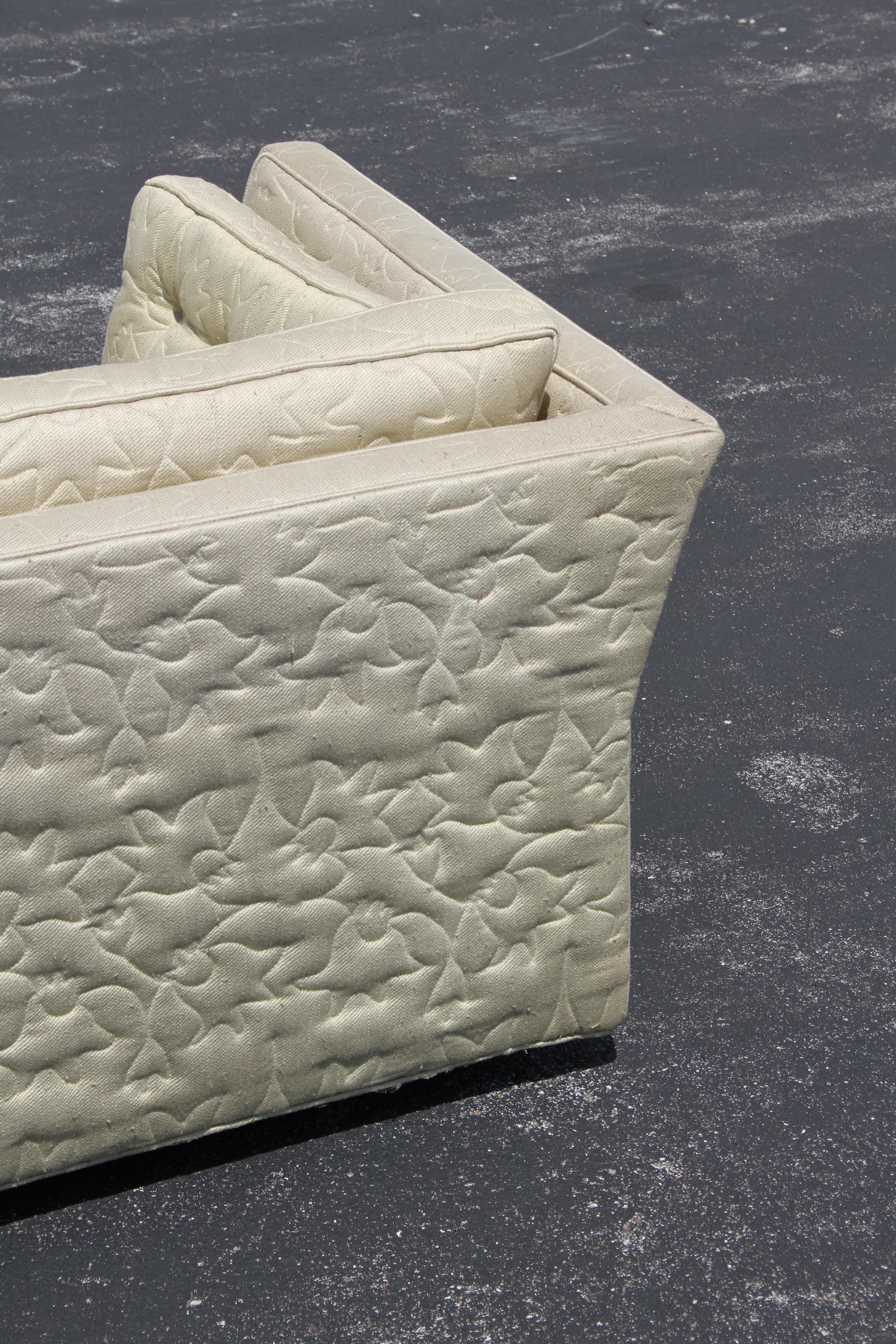 Großes, niedriges, maßgefertigtes Mid-Century-Modern-Sofa von Flair Inc. auf Messingrollen, Projekt im Angebot 4