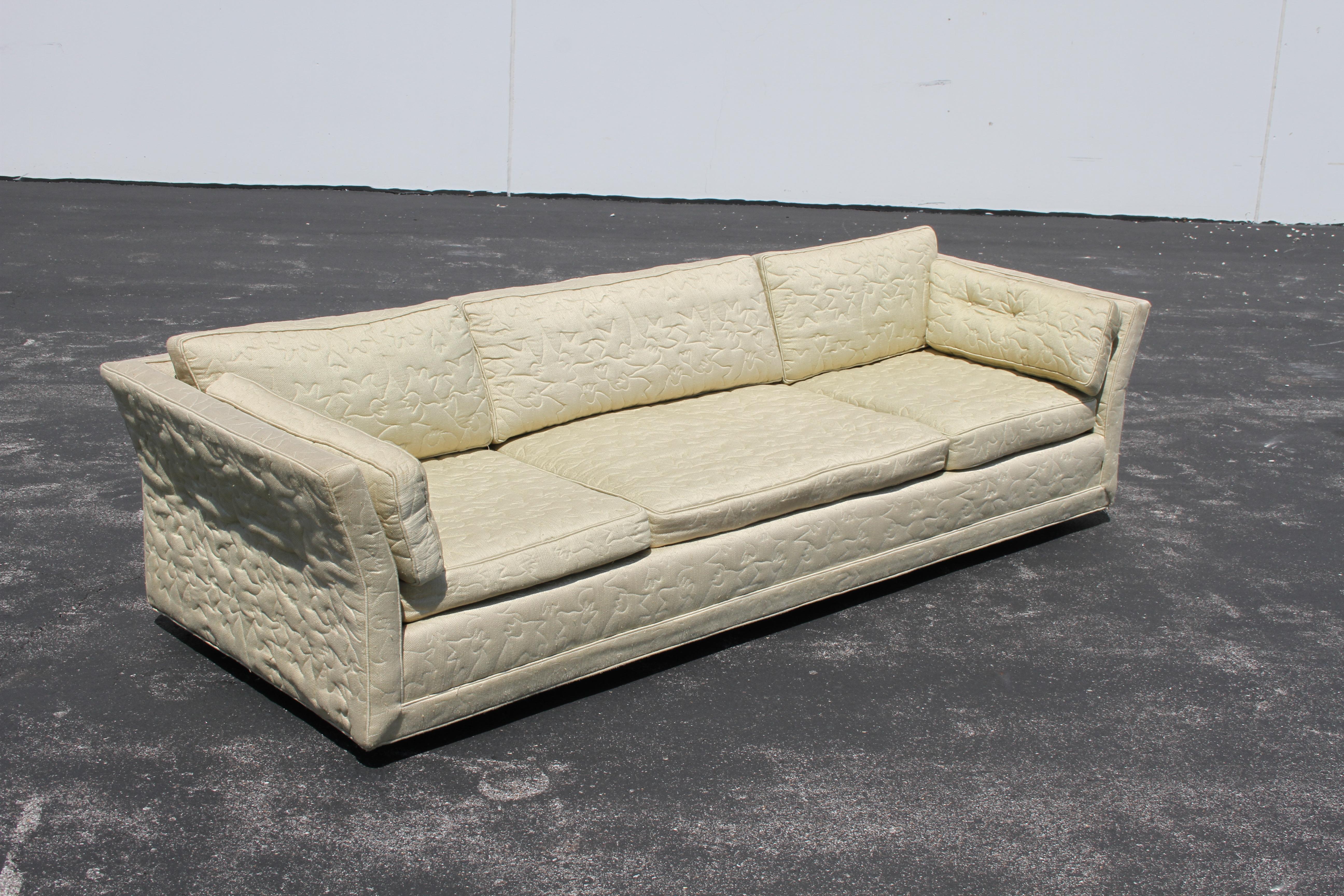Grand canapé bas moderne du milieu du siècle dernier personnalisé par Flair Inc sur roulettes en laiton, projet en vente 7