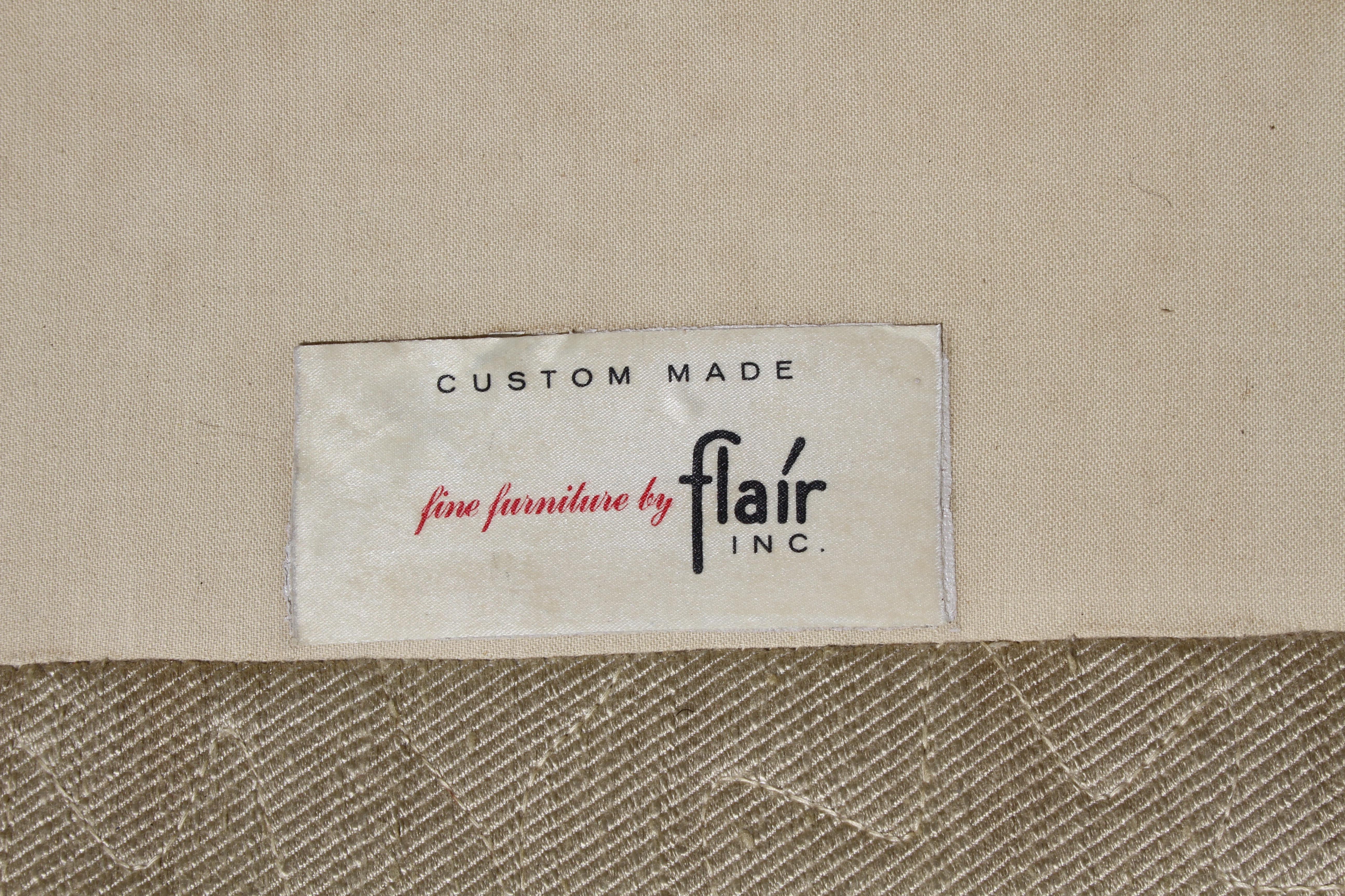 Grand canapé bas moderne du milieu du siècle dernier personnalisé par Flair Inc sur roulettes en laiton, projet en vente 8