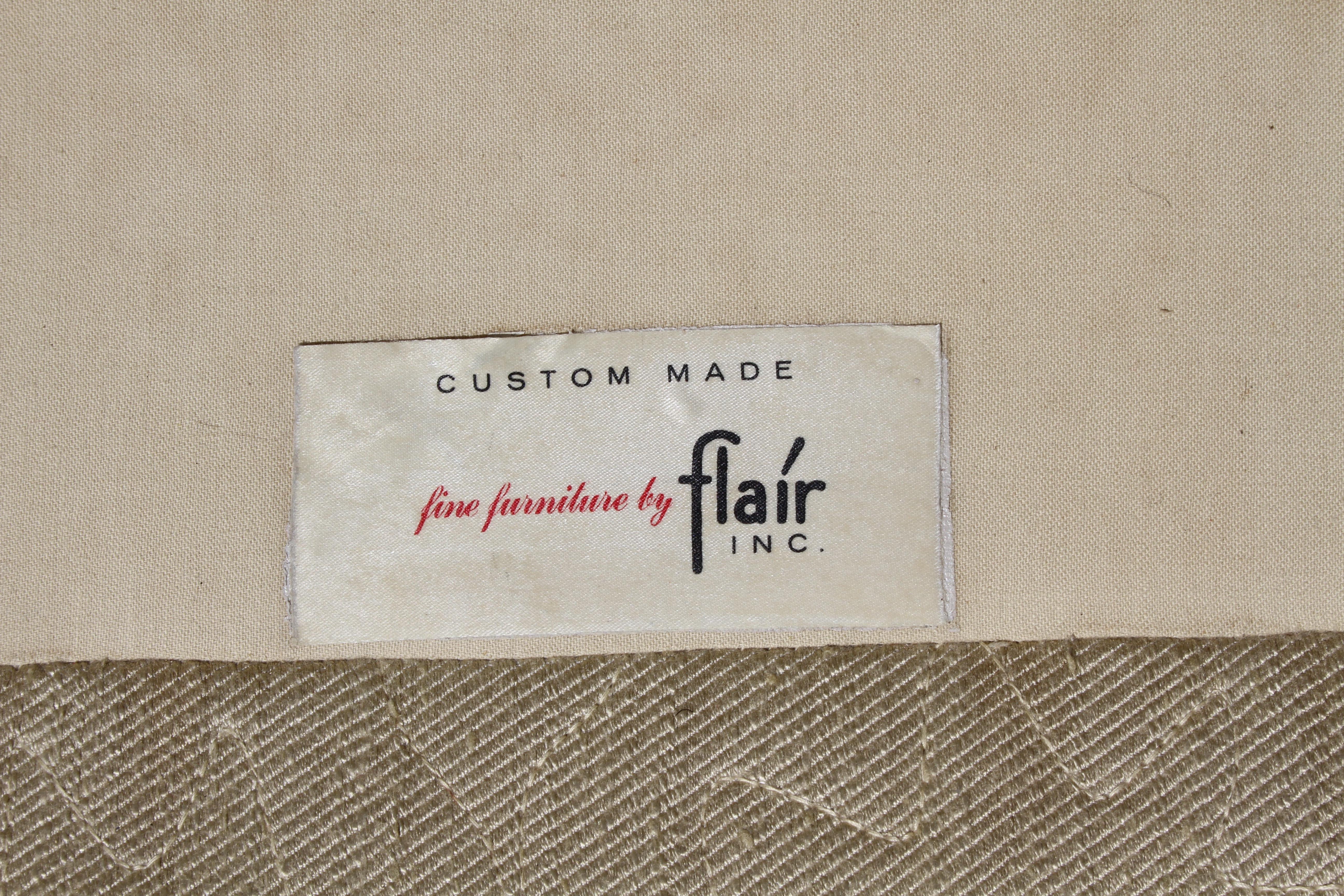 Sofá bajo grande a medida moderno de mediados de siglo de Flair Inc con ruedas de latón, Project en venta 8