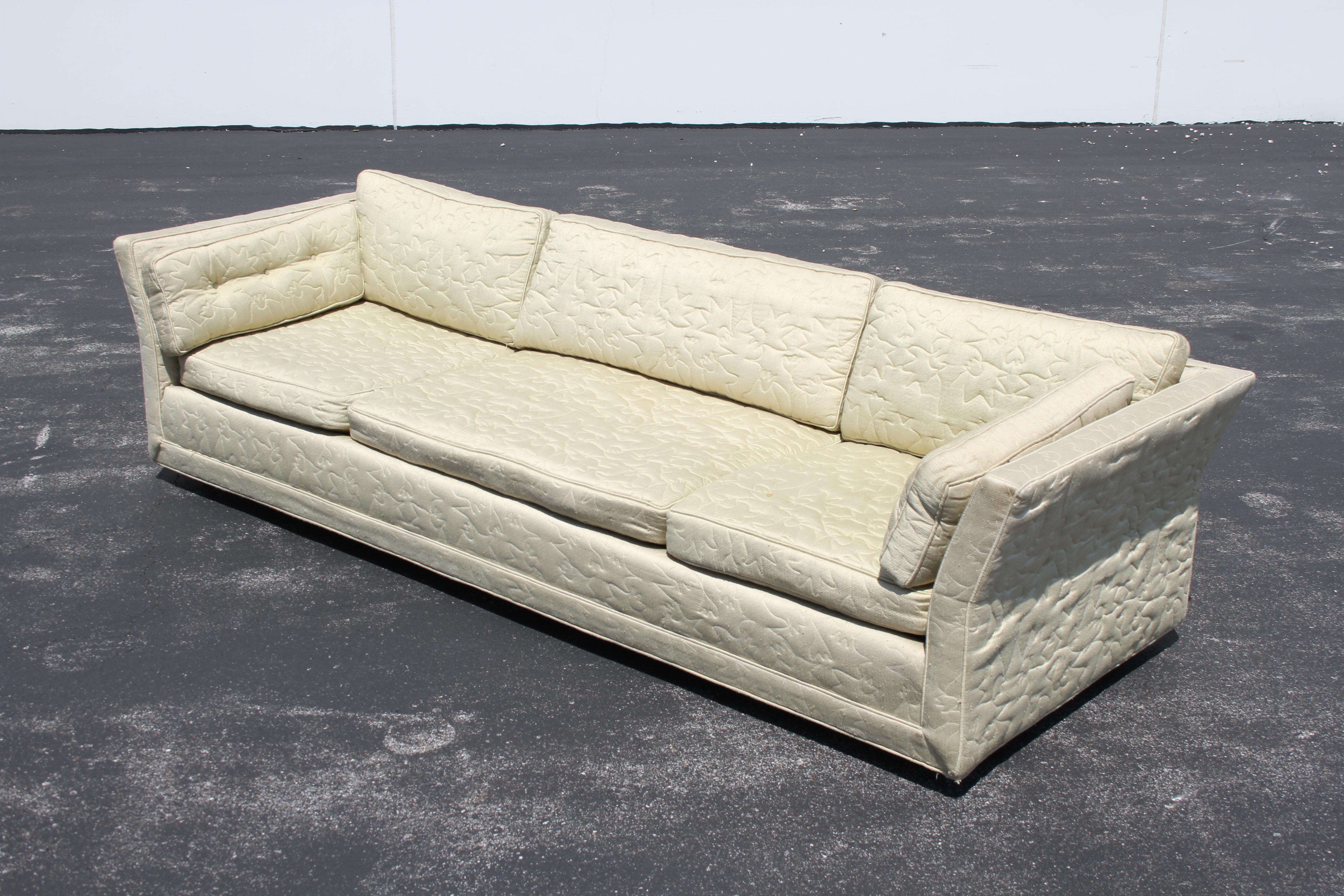 Mid-Century Modern Grand canapé bas moderne du milieu du siècle dernier personnalisé par Flair Inc sur roulettes en laiton, projet en vente