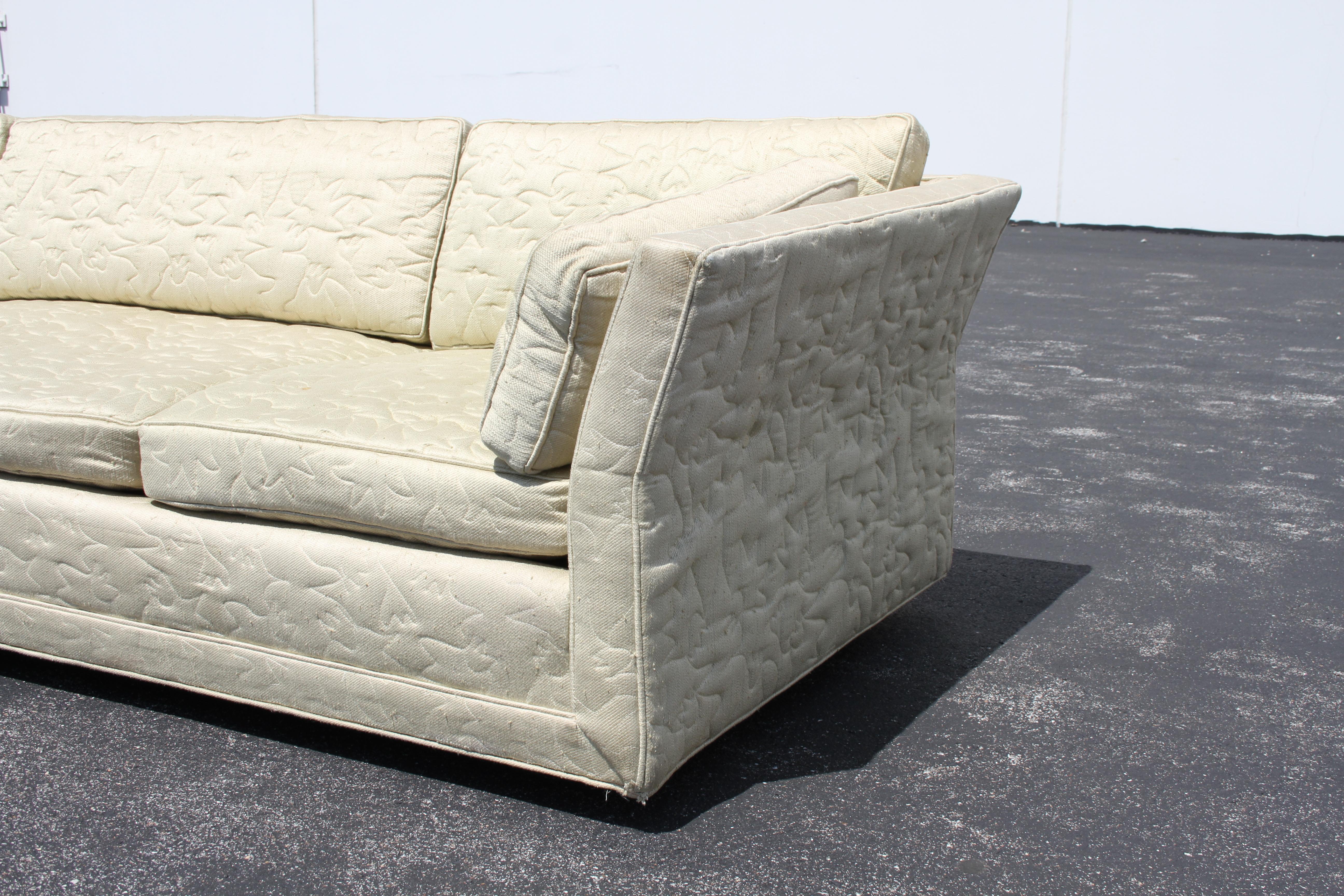 Großes, niedriges, maßgefertigtes Mid-Century-Modern-Sofa von Flair Inc. auf Messingrollen, Projekt (amerikanisch) im Angebot