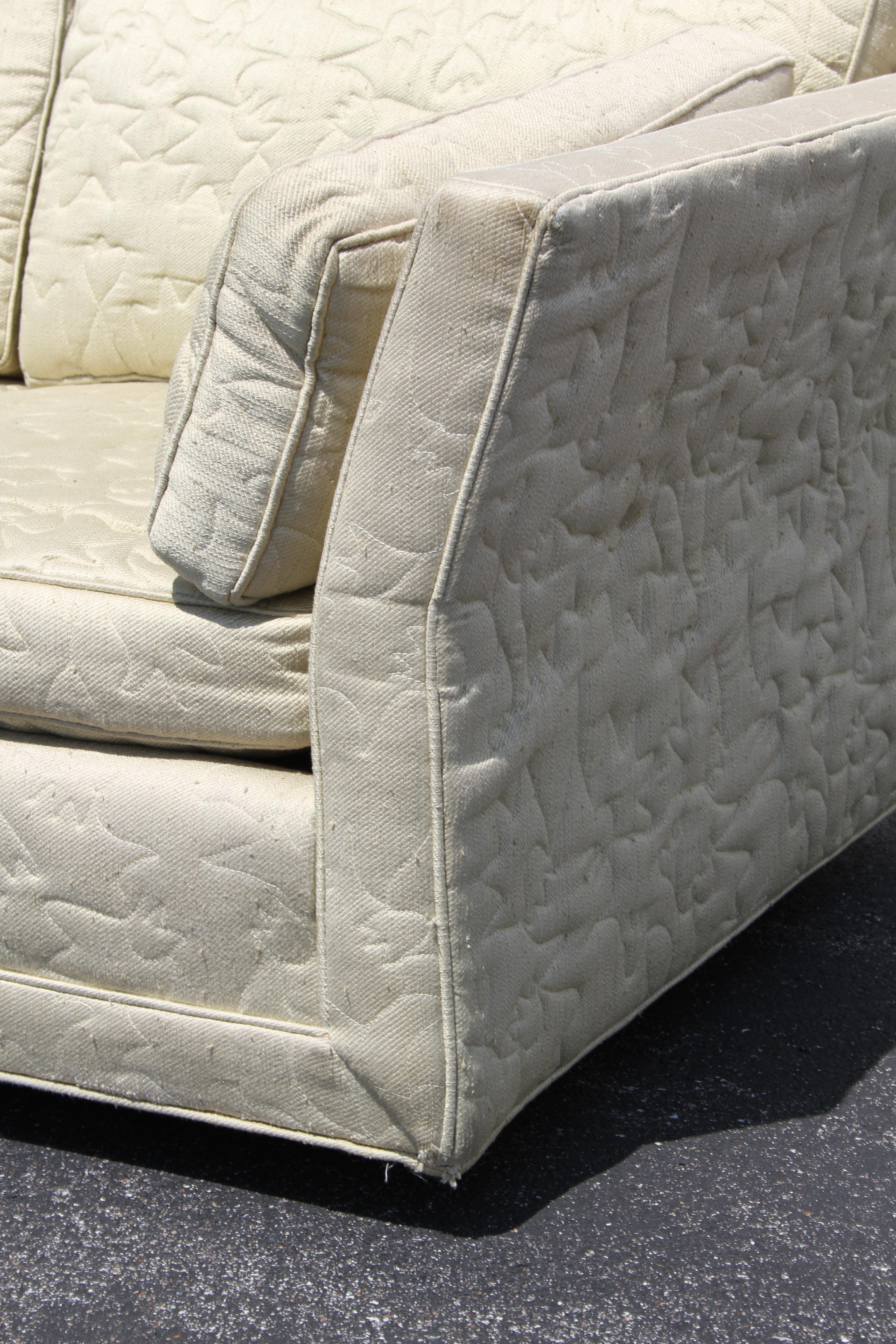 Großes, niedriges, maßgefertigtes Mid-Century-Modern-Sofa von Flair Inc. auf Messingrollen, Projekt im Zustand „Gut“ im Angebot in St. Louis, MO