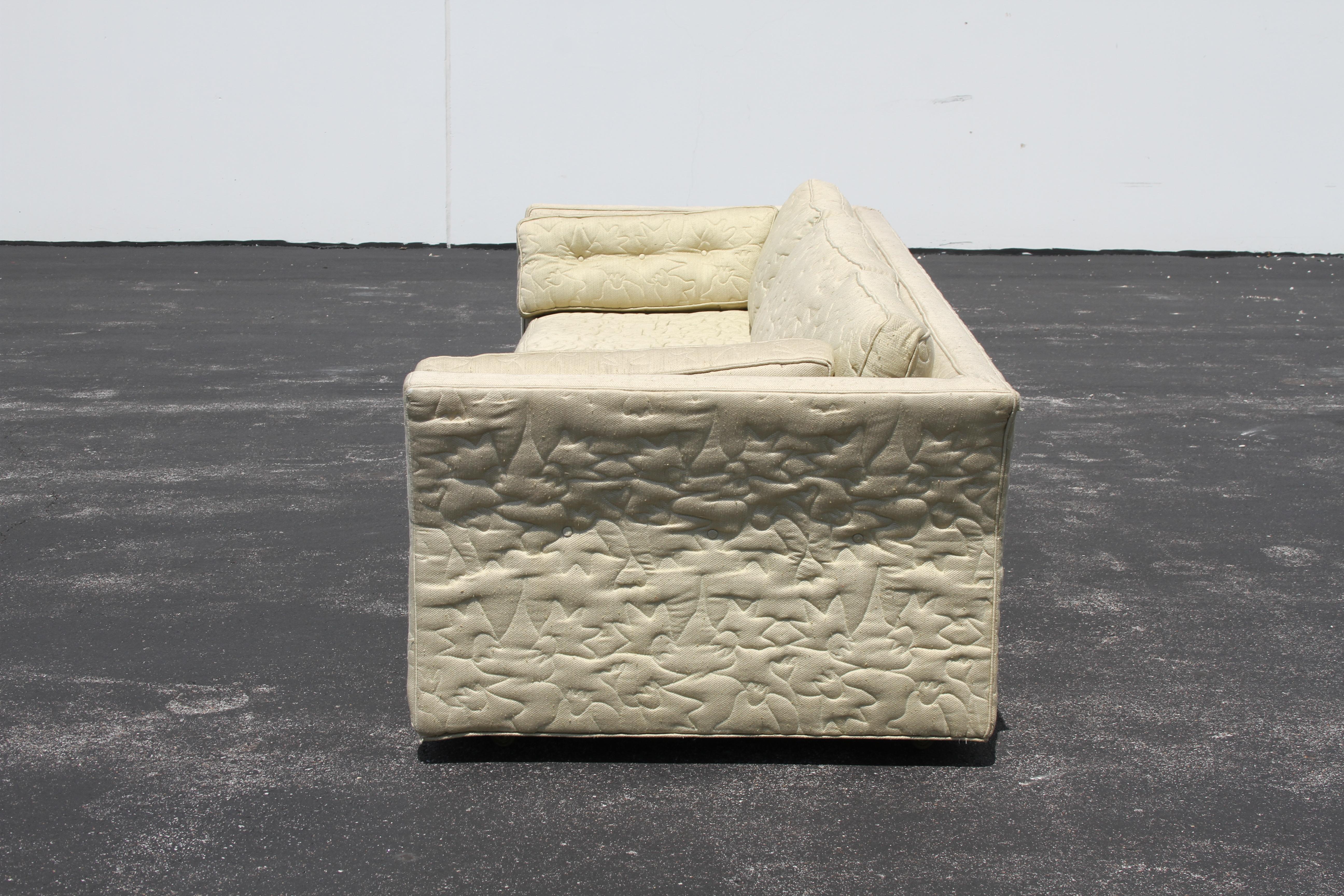 Großes, niedriges, maßgefertigtes Mid-Century-Modern-Sofa von Flair Inc. auf Messingrollen, Projekt (Mitte des 20. Jahrhunderts) im Angebot