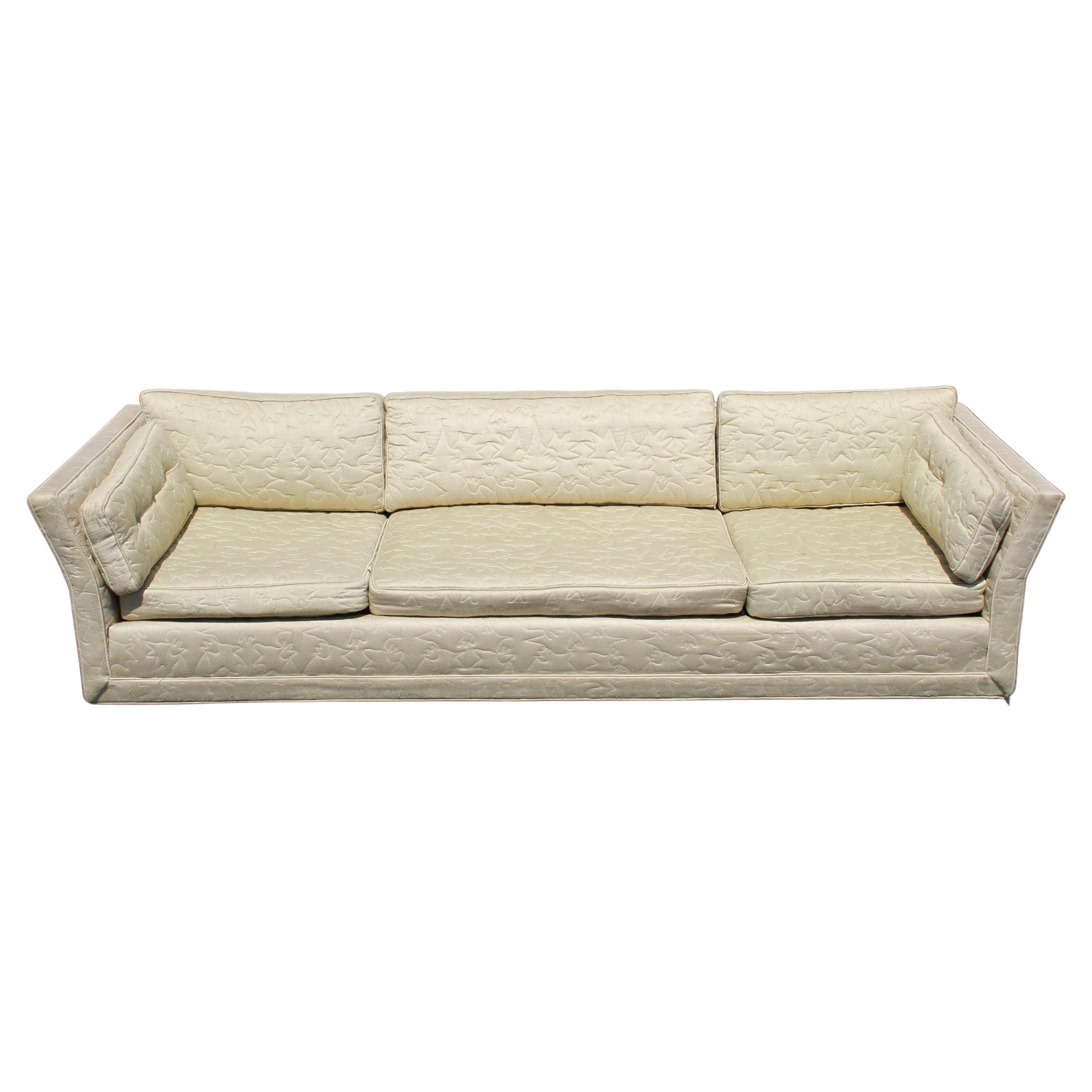 Großes, niedriges, maßgefertigtes Mid-Century-Modern-Sofa von Flair Inc. auf Messingrollen, Projekt im Angebot