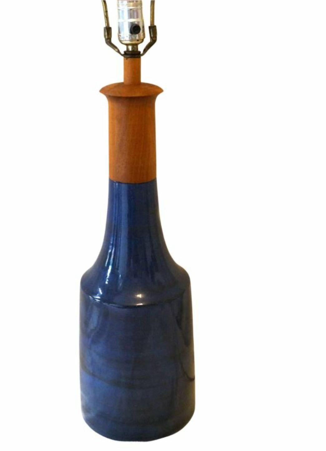 Mid-Century moderno Grande lampada da tavolo in teak con gres di Marshall Studios del Mid Century Modern 1950 in vendita