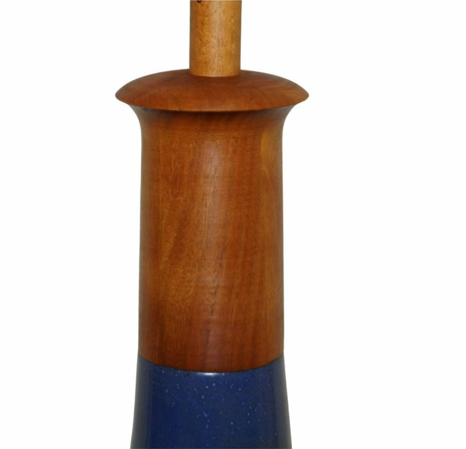Grès porcellanato Grande lampada da tavolo in teak con gres di Marshall Studios del Mid Century Modern 1950 in vendita