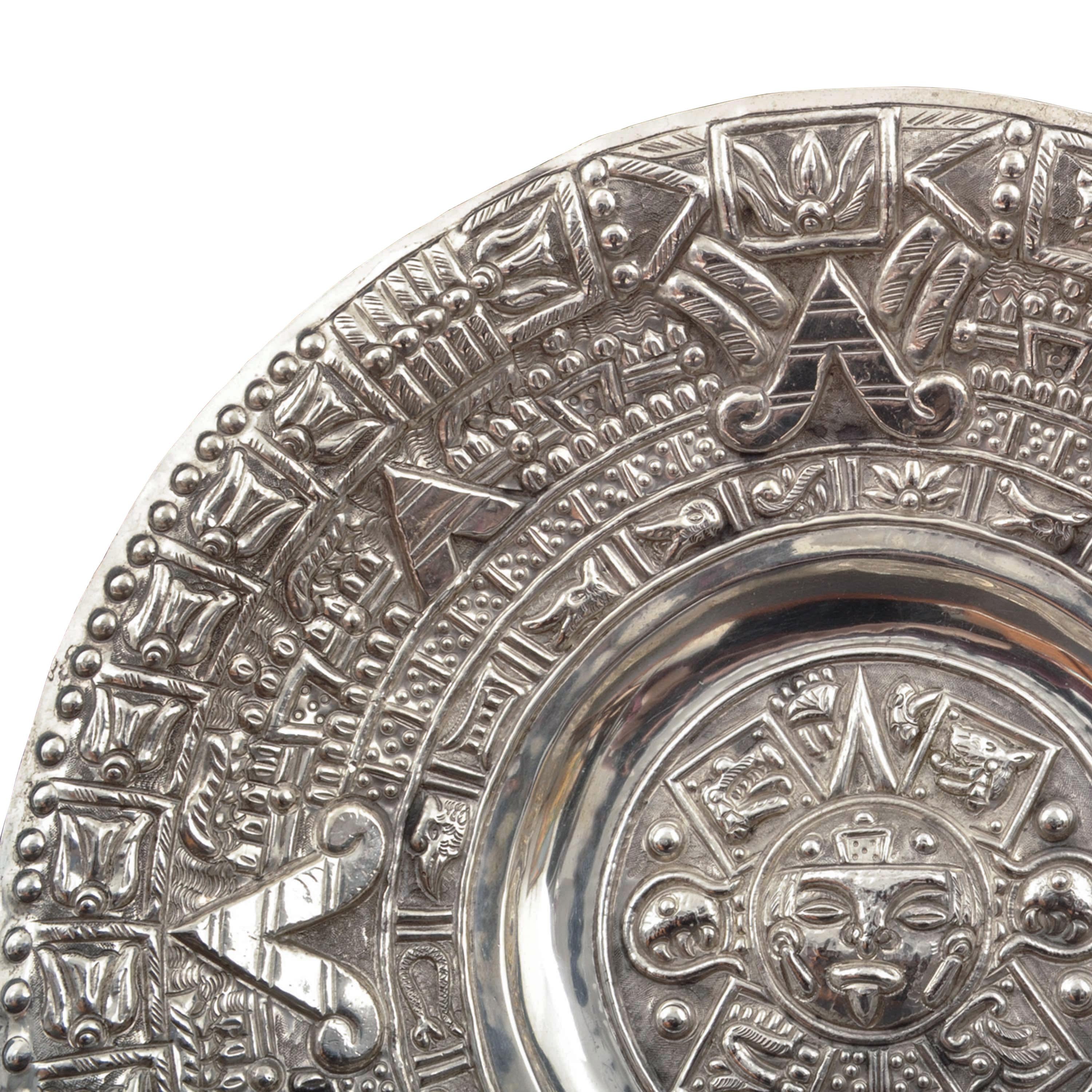 Eine gute, große, Mid-Century Modern Mexican Sterling Silber (wahrscheinlich Taxco) Aztec Kalender Wand Ladegerät, 1960er Jahre.
Das Ladegerät von großer Größe und mit einem Gewicht von über 14 oz (397 Gramm) von Sterling Silber, die Darstellung der