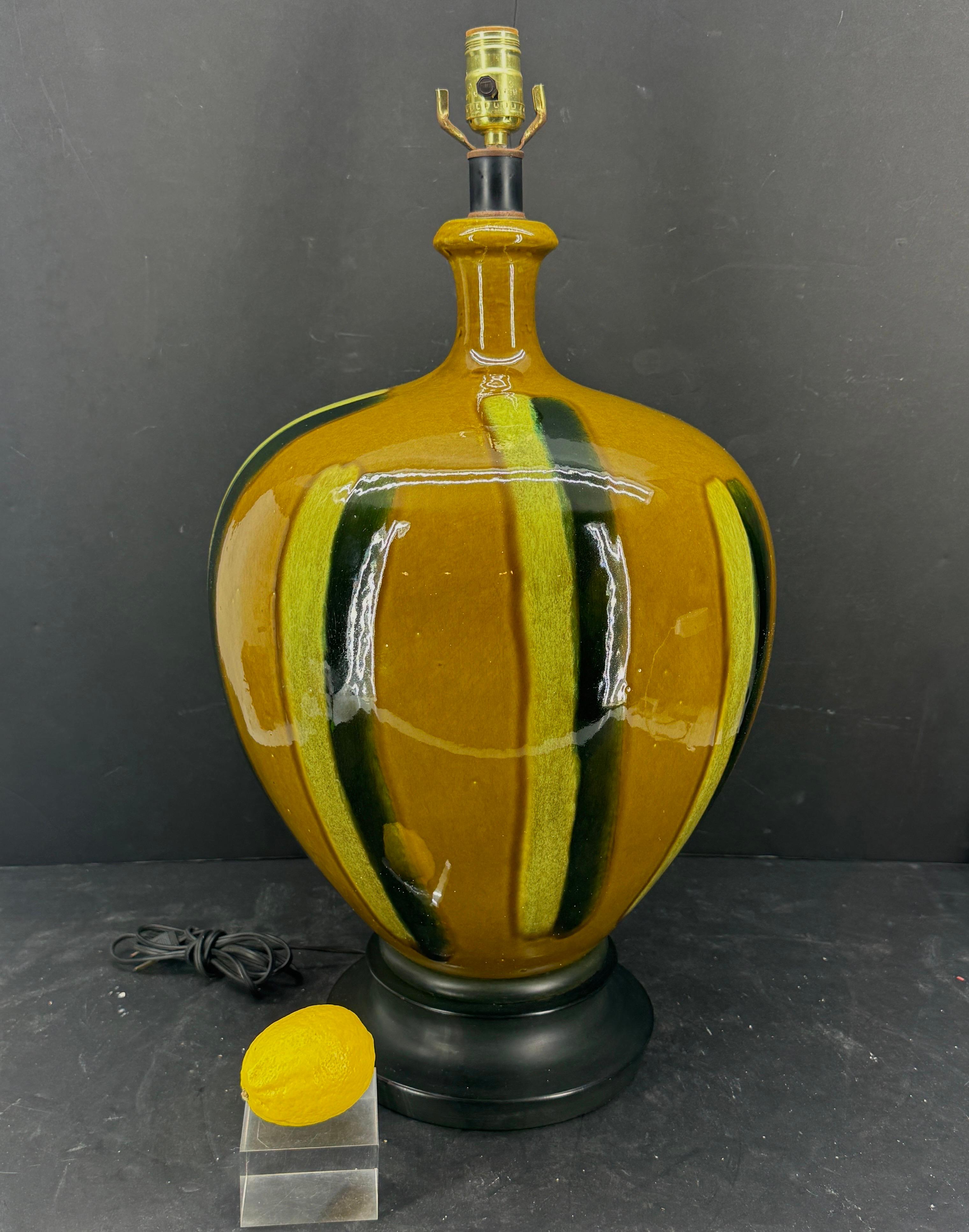 Grande lampada da tavolo in ceramica a strisce verdi e gialle con giallo di Digione, risalente al 1960 circa. Di dimensioni importanti, questa lampada a righe è perfetta per gli ambienti che cercano un'atmosfera Mid-Century. Impressionante ed