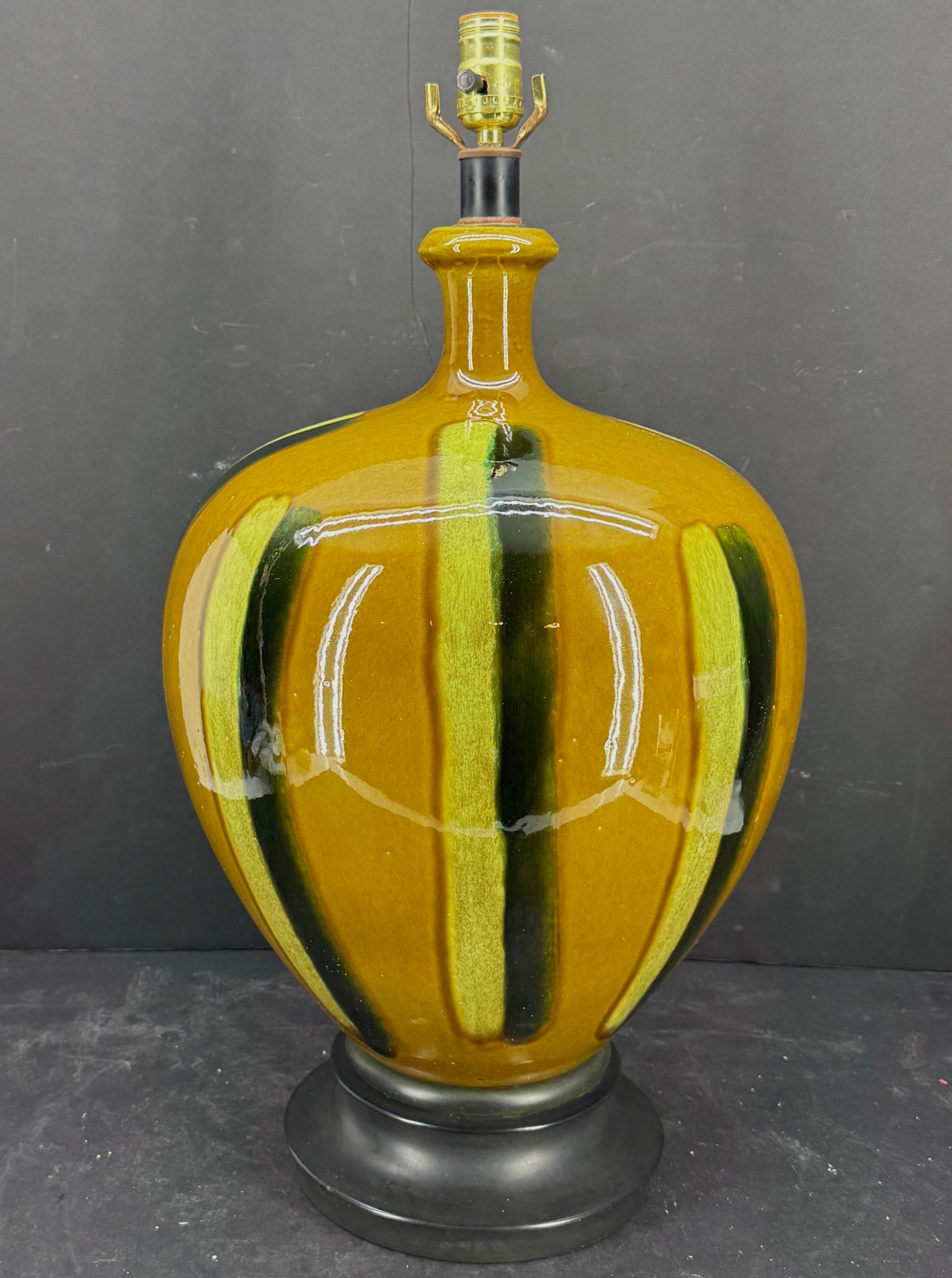 Mid-Century moderno Grande lampada in ceramica a strisce multiple della modernità di metà secolo in vendita