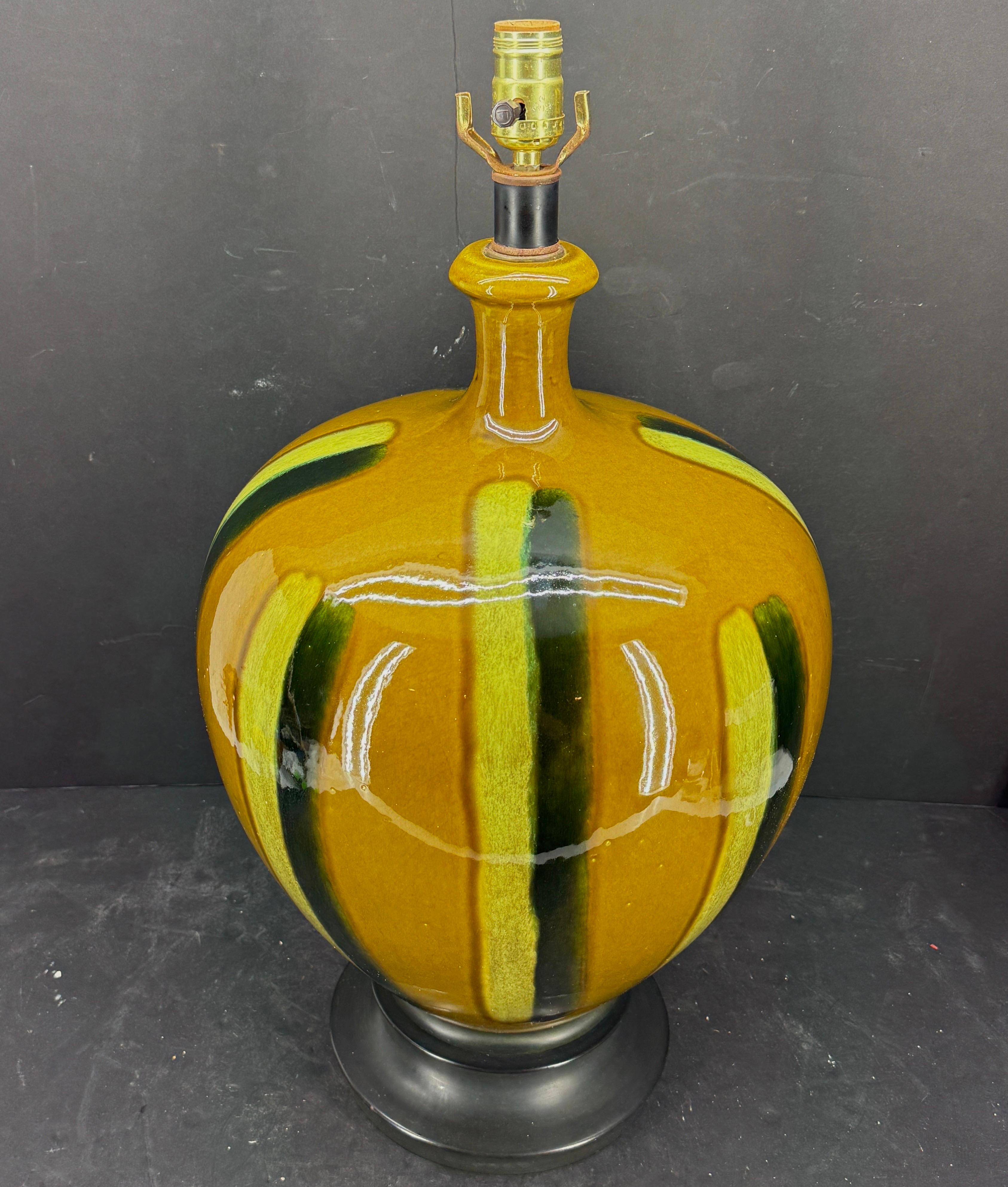 Americano Grande lampada in ceramica a strisce multiple della modernità di metà secolo in vendita
