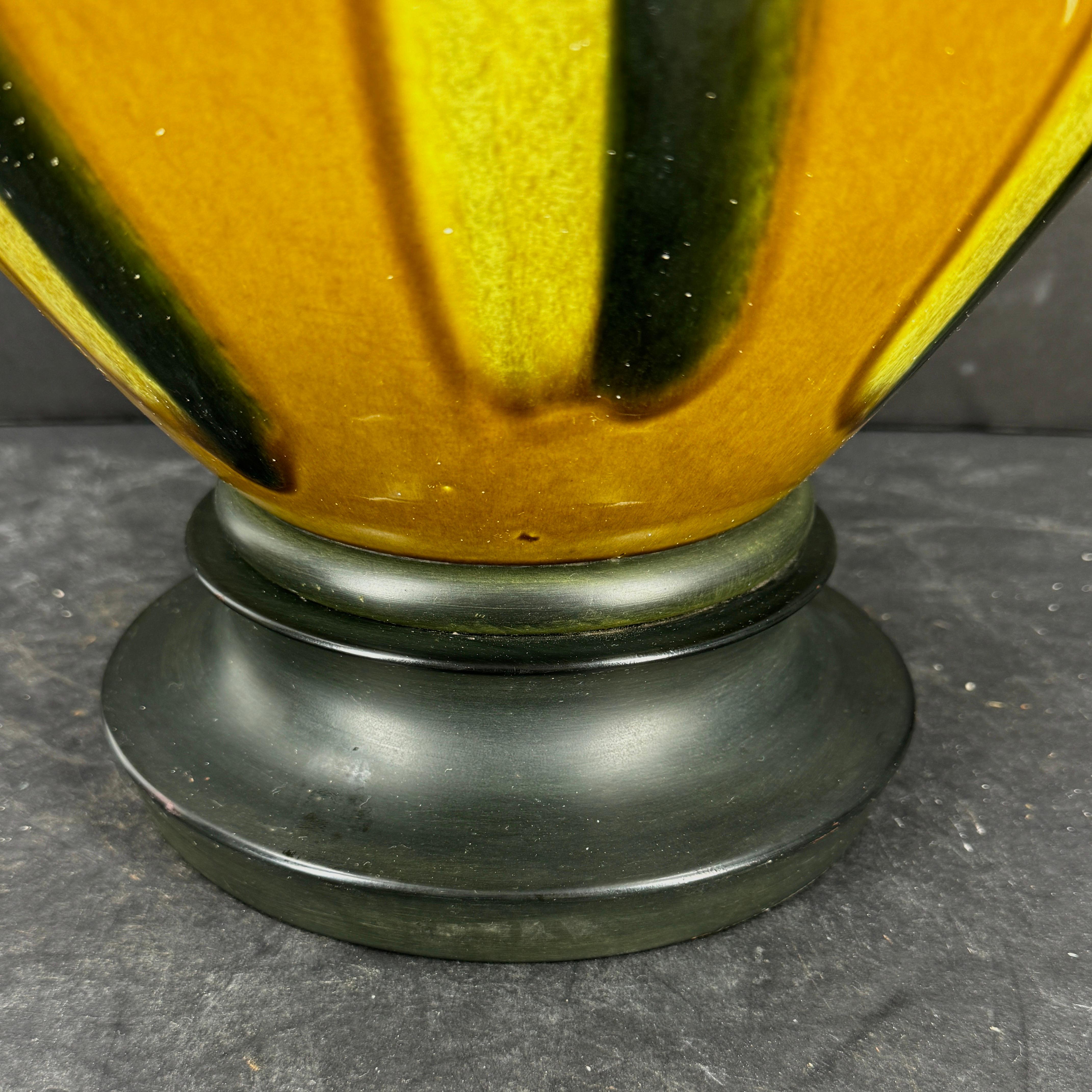 Fatto a mano Grande lampada in ceramica a strisce multiple della modernità di metà secolo in vendita